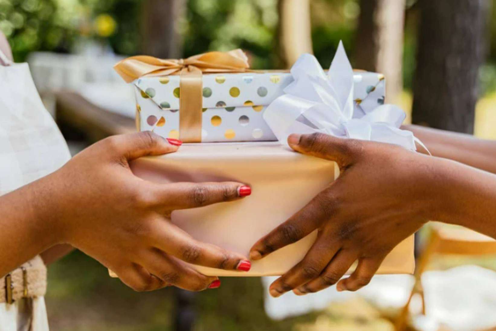 El error de gastar mucho para acertar con un regalo; así lo desmienten los expertos