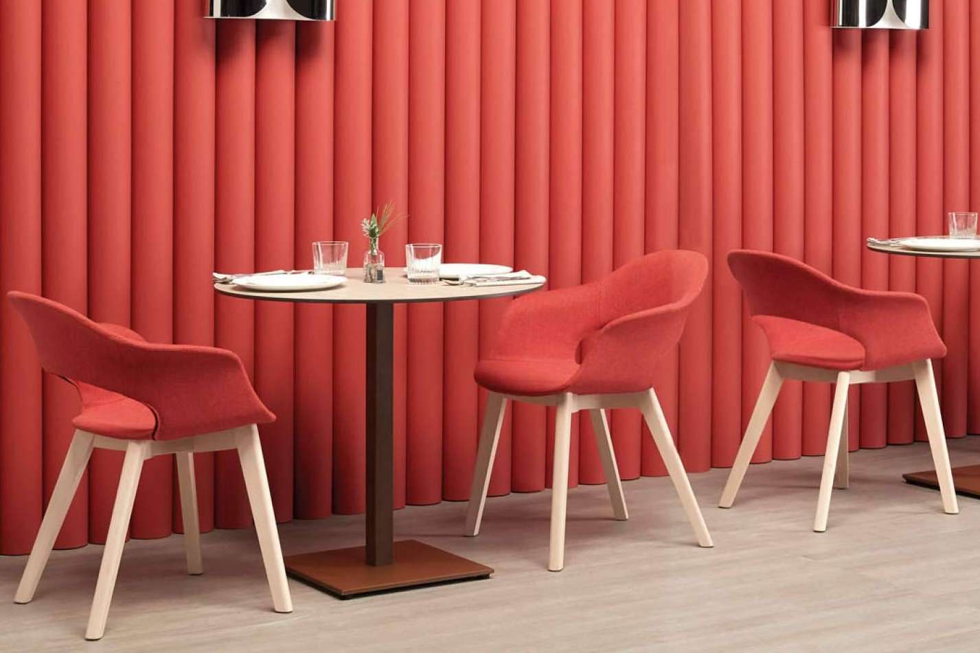 OfficeDeco amplía su catálogo de mobiliario para hostelería con opciones ideales para jardín
