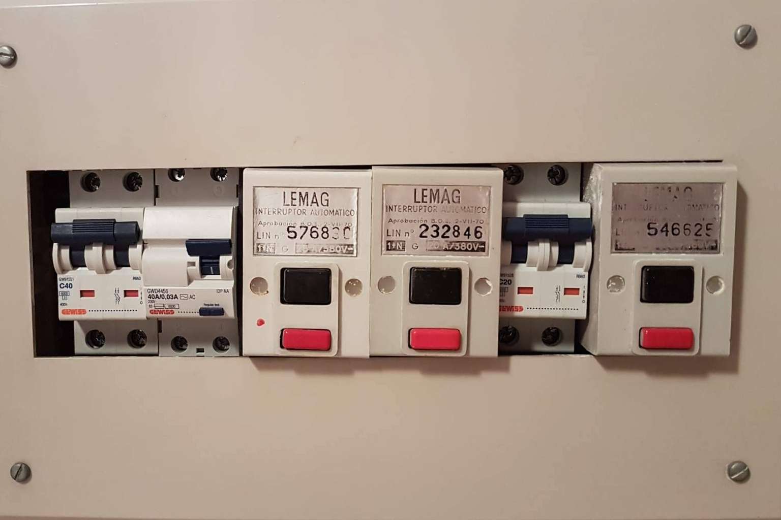 Antenista cerca en Valencia, SaVeLeC garantiza soluciones rápidas y económicas en telecomunicaciones