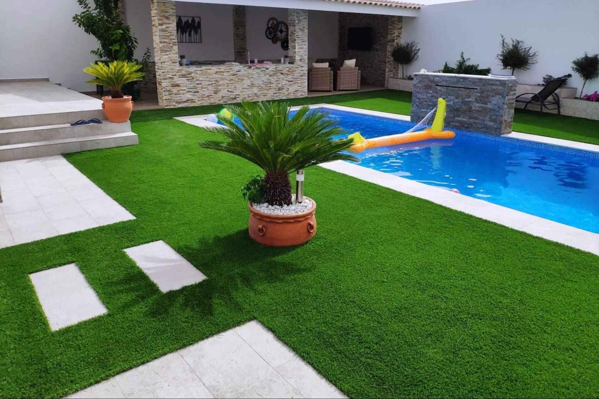 Soluciones sostenibles y duraderas, Albergrass impulsa la instalación de césped artificial de alta gama