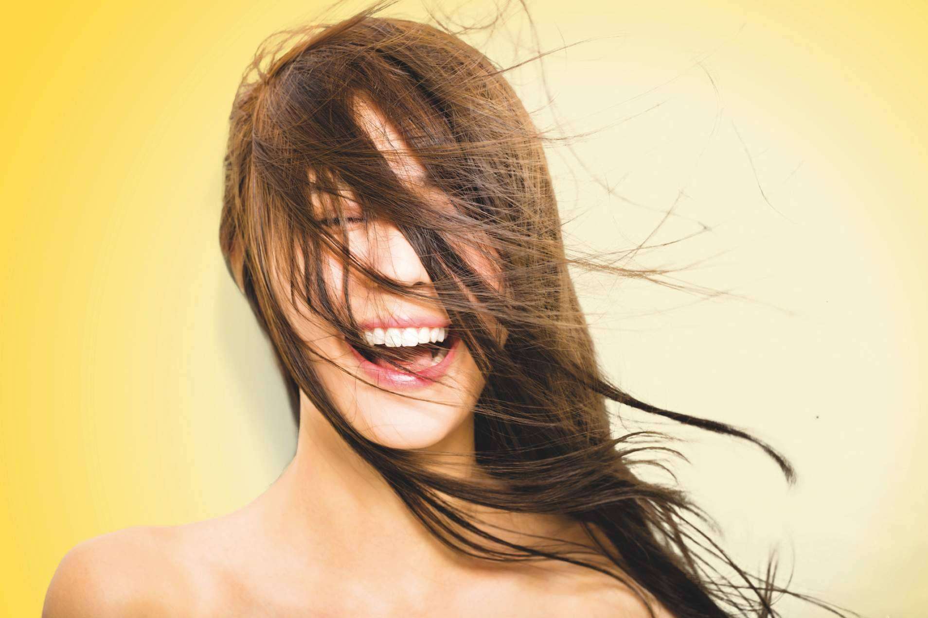 Todo lo que hay que saber sobre la caída del cabello tras el parto y su recuperación natural
