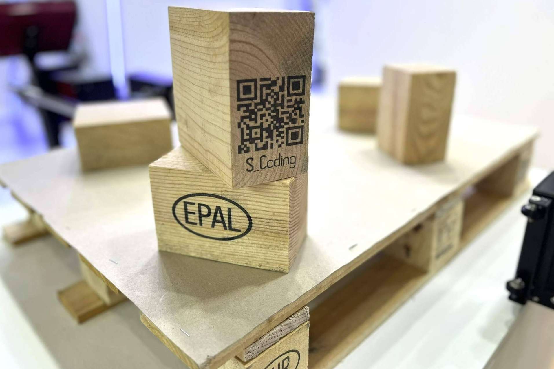 Trazabilidad en pallets, impresión directa y duradera con la impresora industrial de Trébol Group