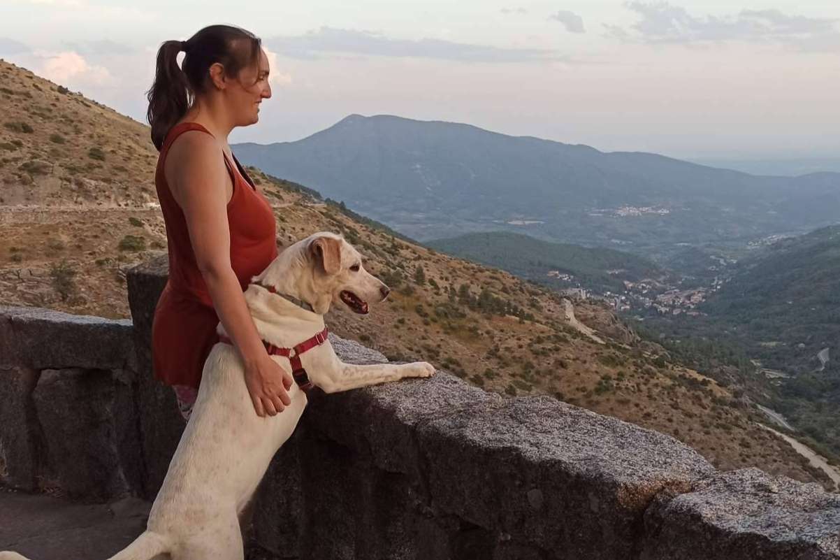 El turismo petfriendly de proximidad se consolida como alternativa sostenible para parejas que viajan con perro
