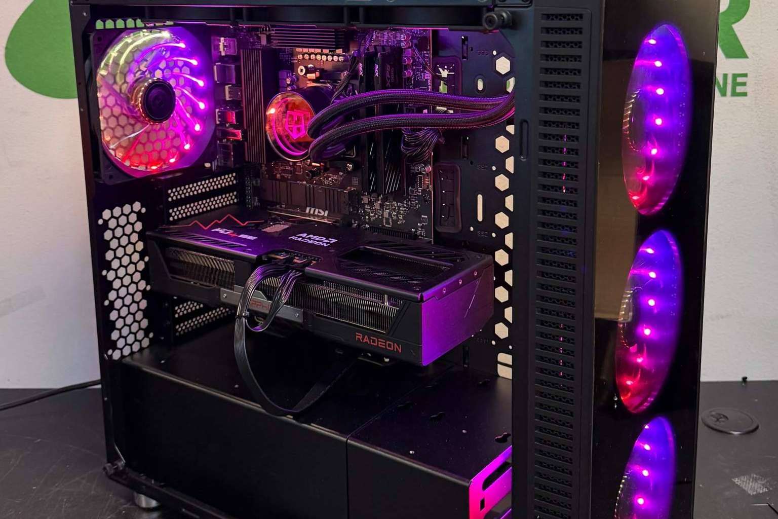 Más allá del PC estándar, Aussar apuesta por ordenadores diseñados a medida según cada uso