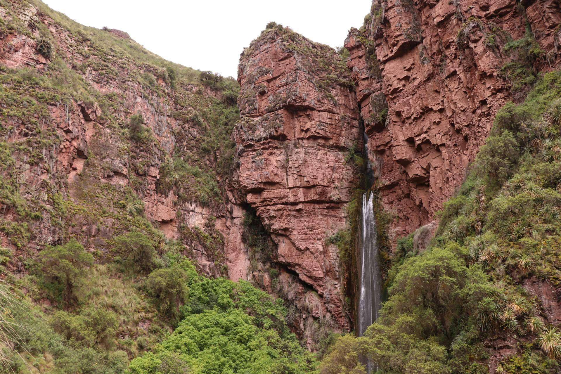 Cocatambo Hotel invita a explorar la catarata de Perolniyoc desde Ollantaytambo