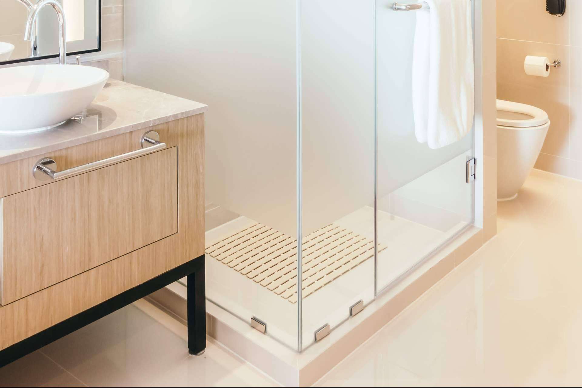 Reformas de baño con estilo; los platos de ducha se consolidan como la opción preferida frente a la bañera