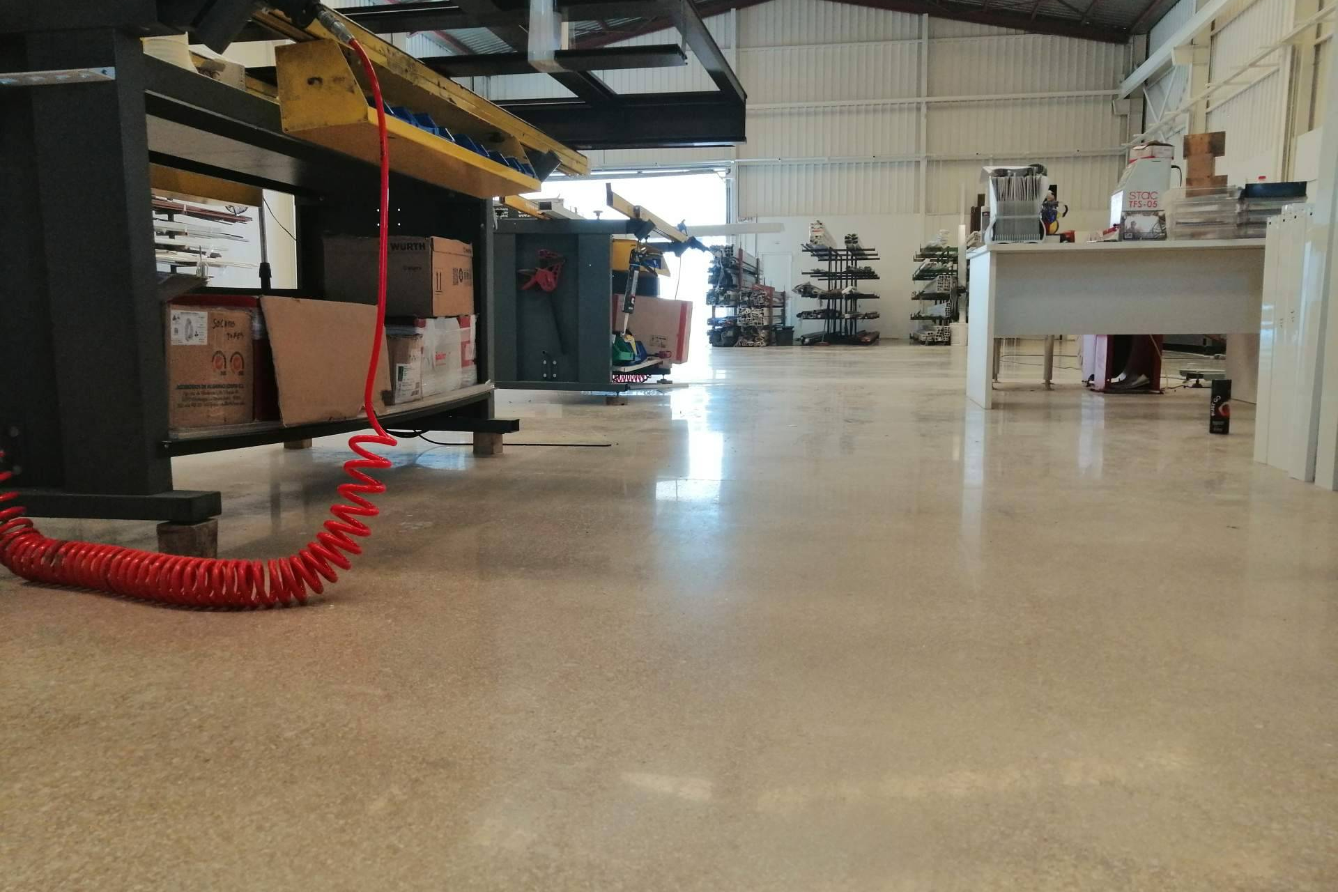 Rendimiento y estética en pavimentos industriales gracias al micro pulido de Serviarnau