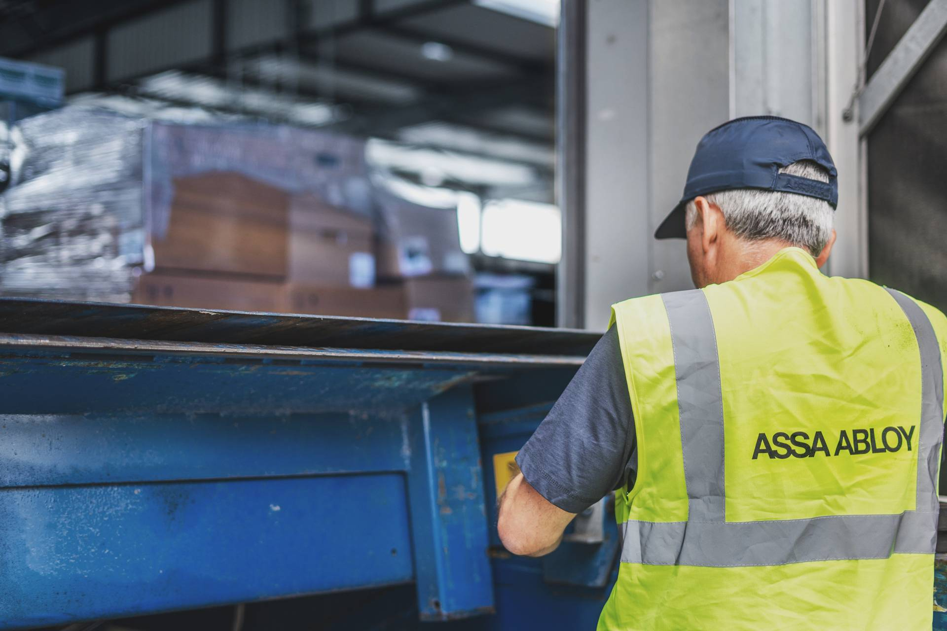 ASSA ABLOY optimiza la operatividad industrial con soluciones de mantenimiento para puertas y muelles de carga