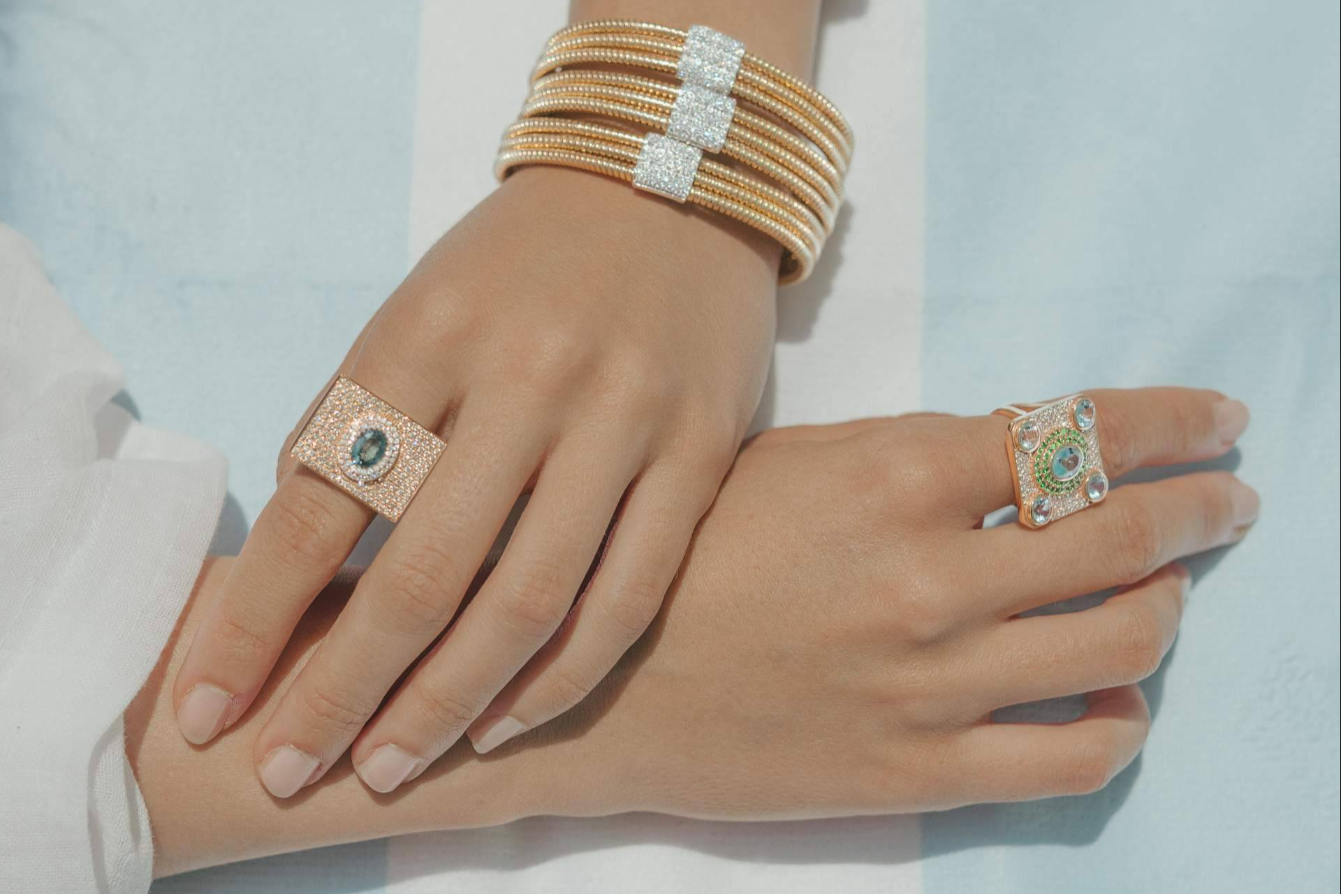 Brillo con carácter; anillo con esmeralda y anillos con zafiros en oro 18K