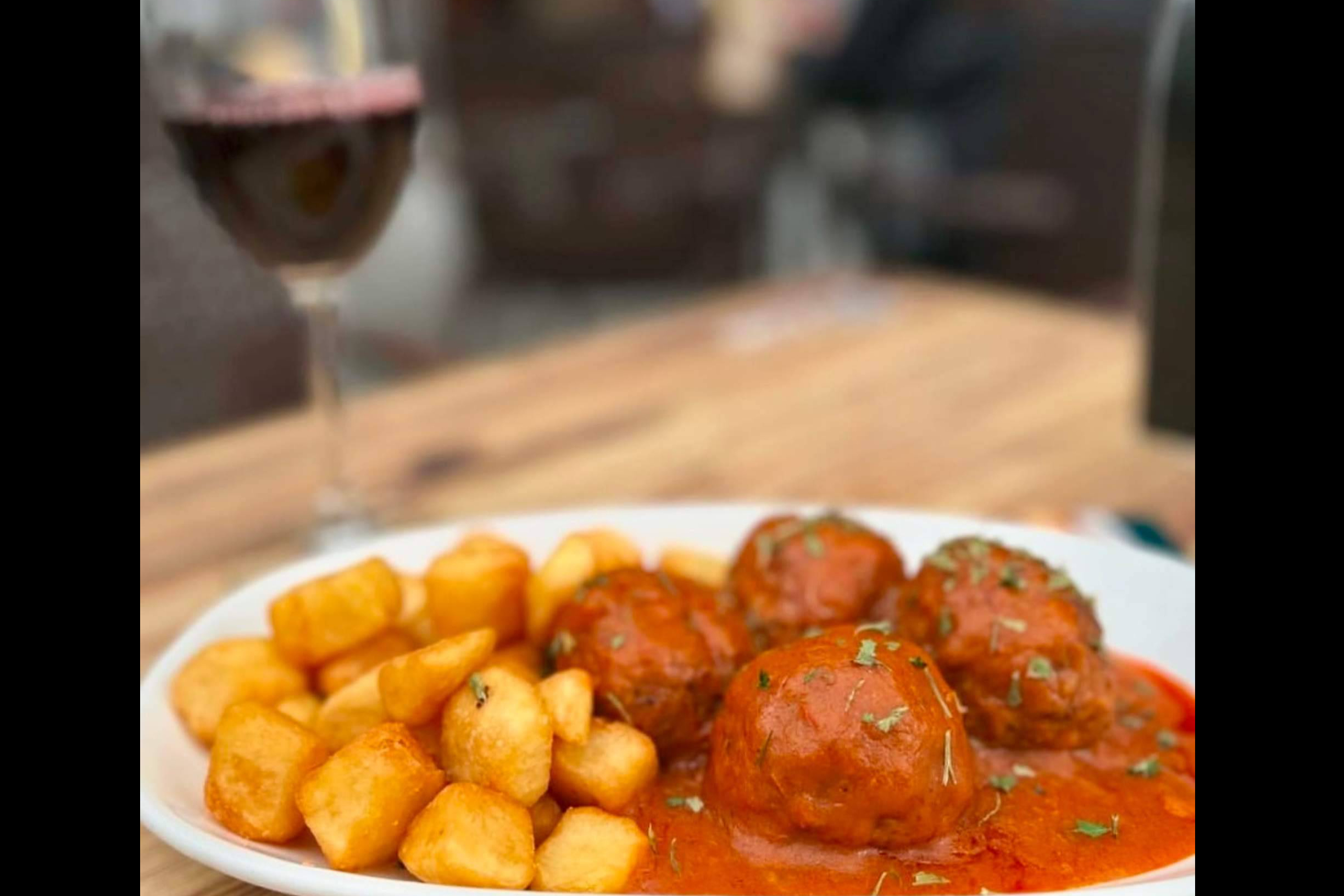 Raciones para compartir con calidad y precios irresistibles en Taberna La Española