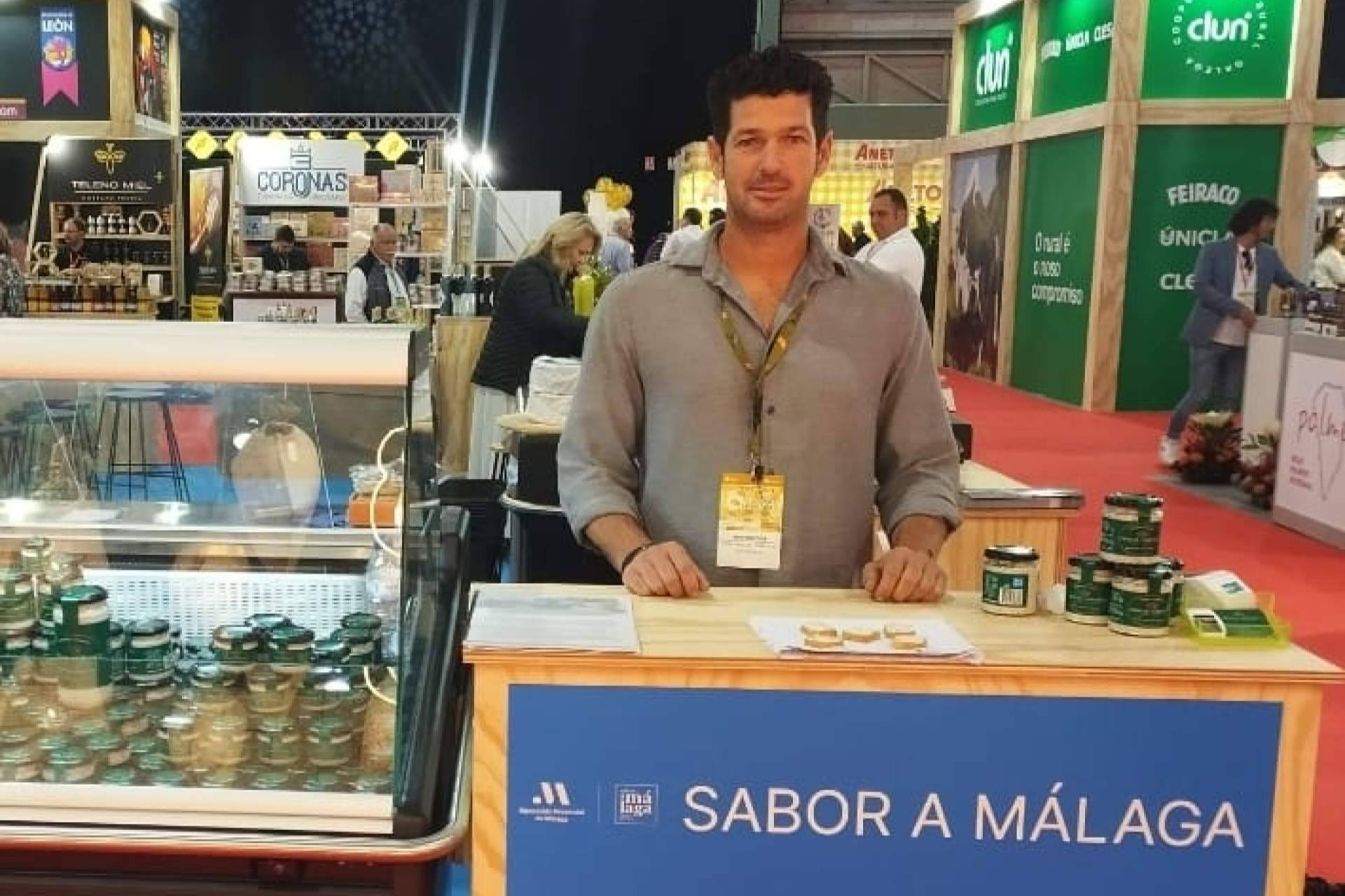 Doña Amelia elabora crema de ajoblanco artesanal con receta familiar centenaria en Málaga