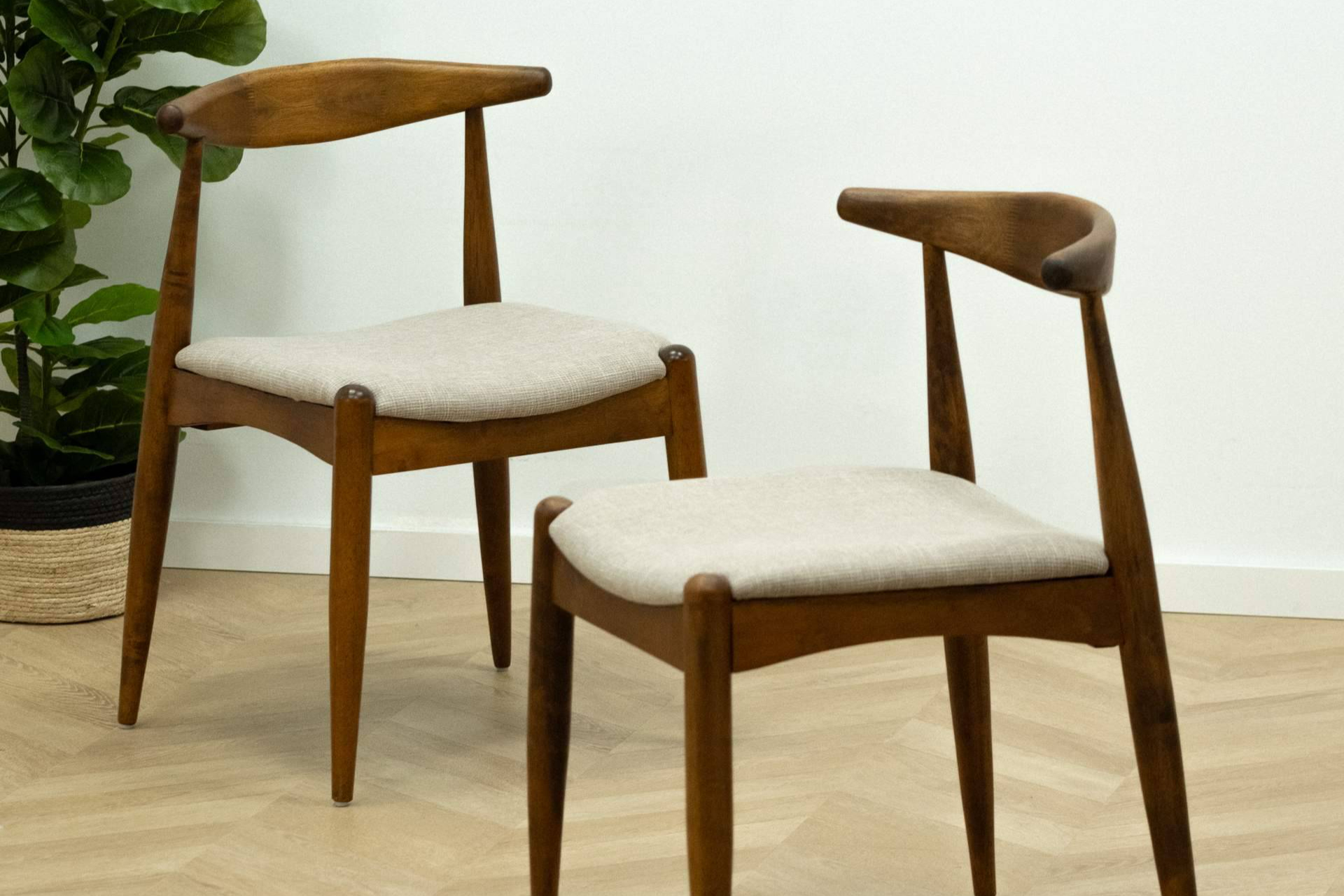 Top Mueble presenta una amplia gama de sillas de salón modernas con diseño nacional y entrega rápida