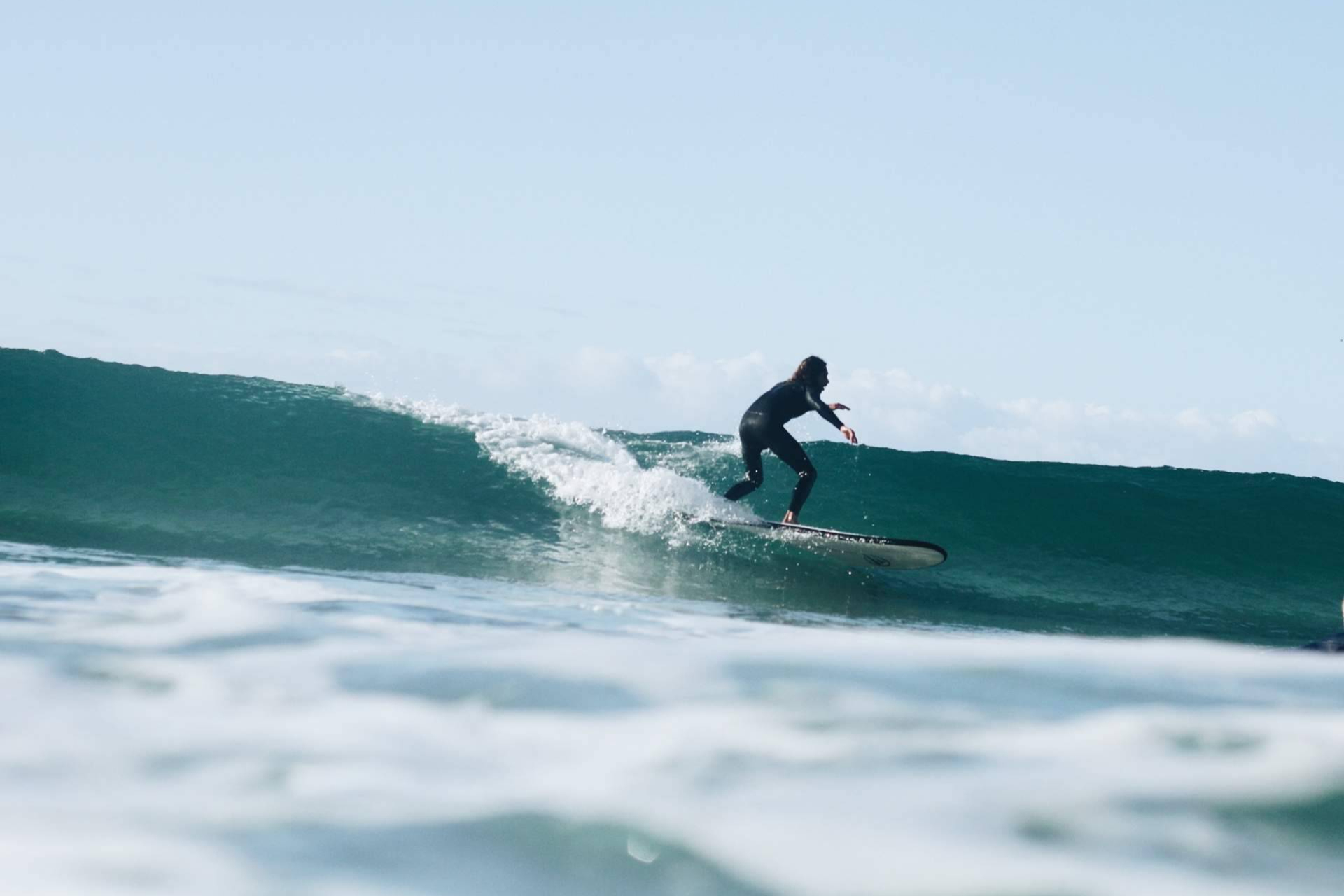 Fly selecciona las mejores playas para aprender a surfear en otoño en la costa española