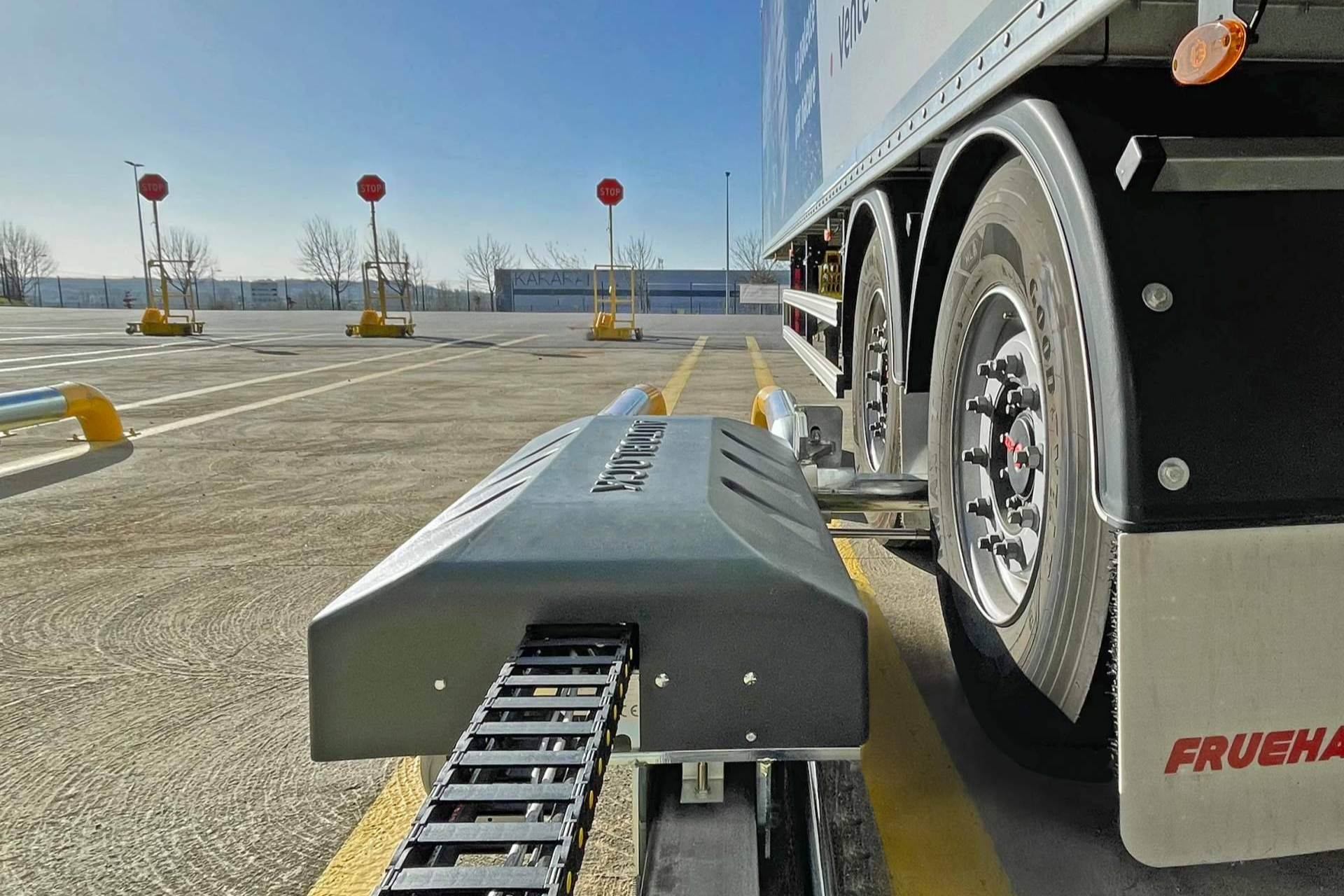 Retenedores de camión de ASSA ABLOY, una solución eficaz para evitar accidentes en zonas de carga y descarga