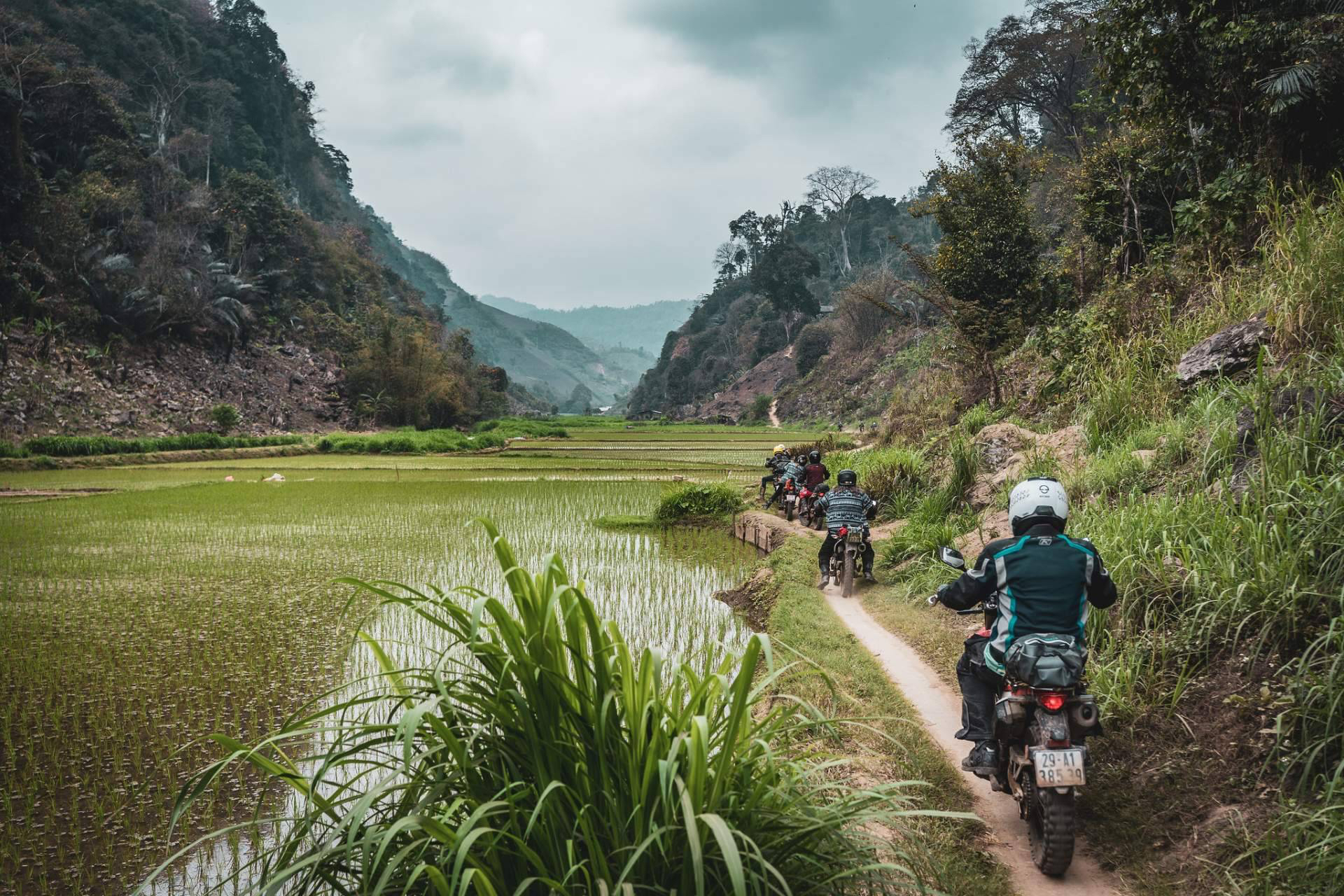 Vietnam en moto, una aventura off road entre pagodas, arrozales y paisajes de postal