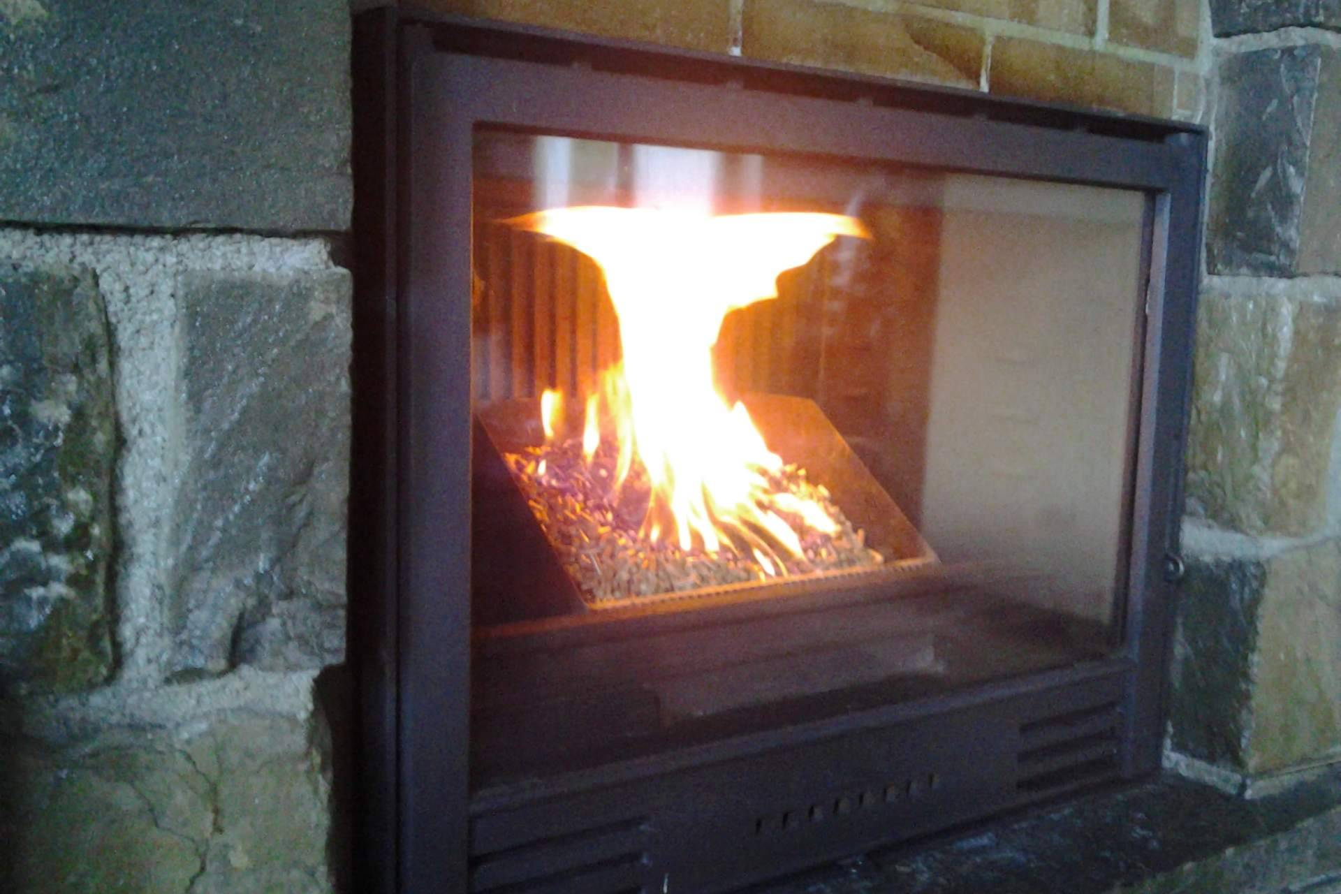 Comodidad y eficiencia con pellets en chimeneas y estufas de leña