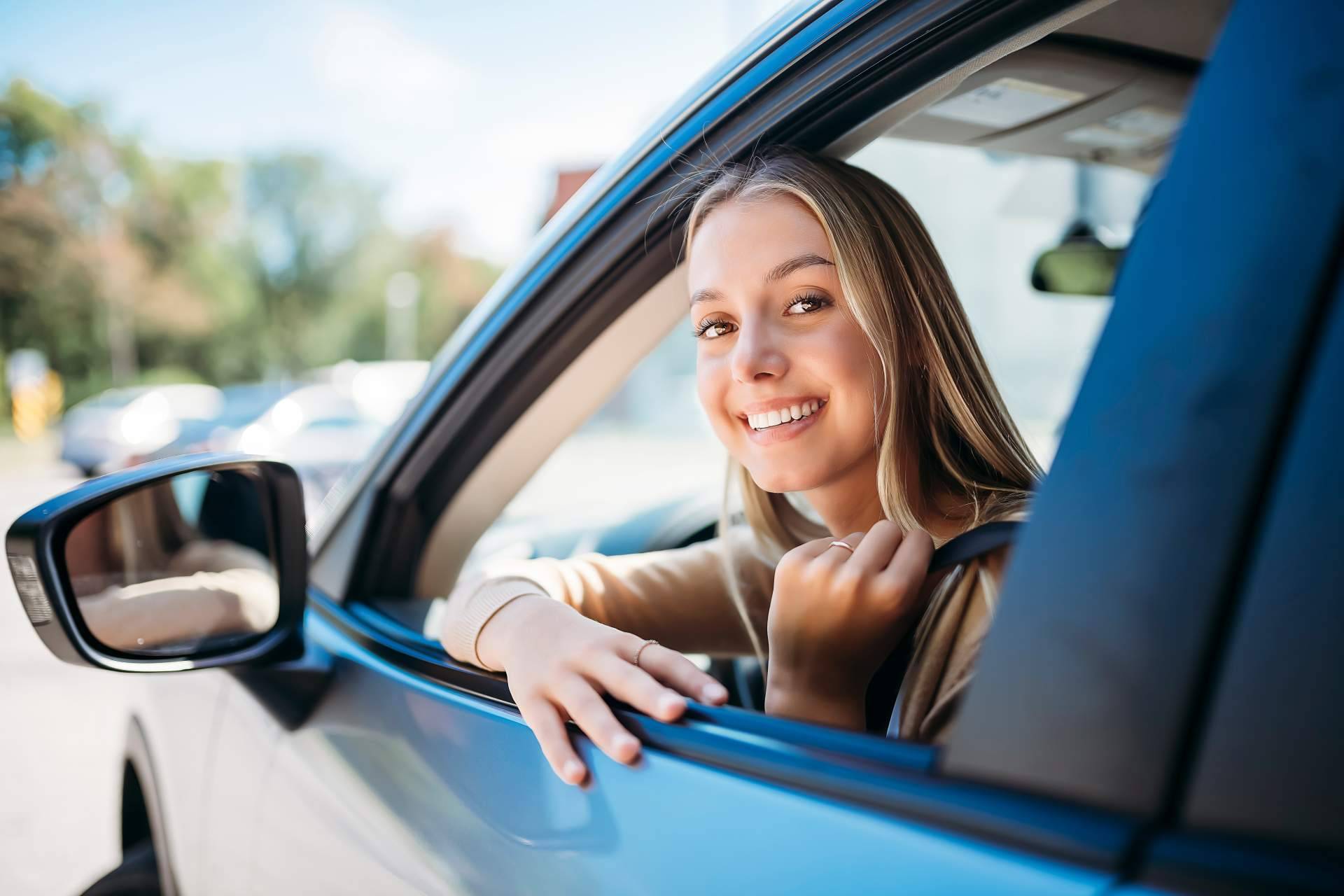 Jóvenes conductores encuentran en el renting una alternativa práctica frente a la compra de coche