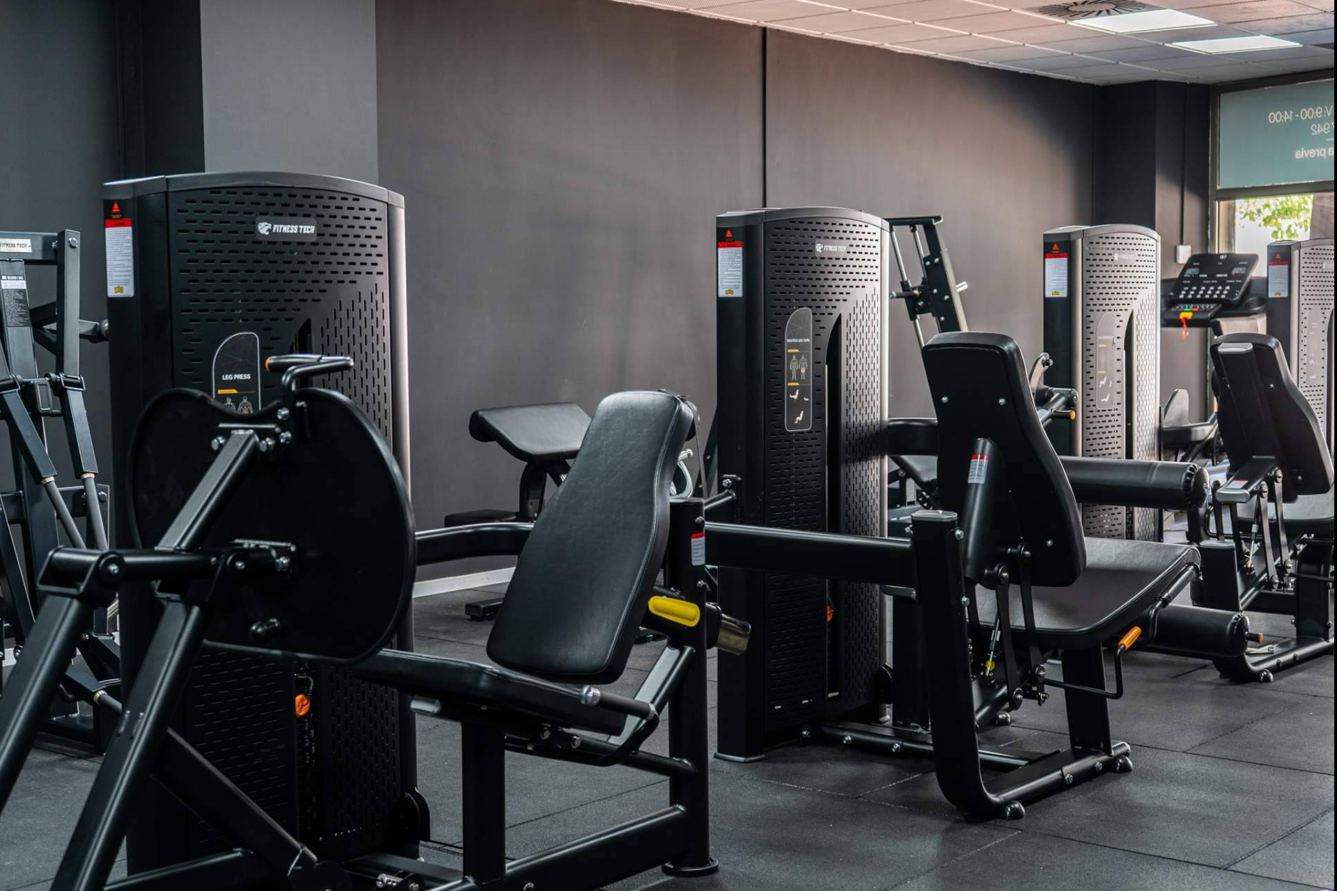 Showroom profesional de Fitness Tech en Valencia; área dedicada para gimnasios y centros deportivos
