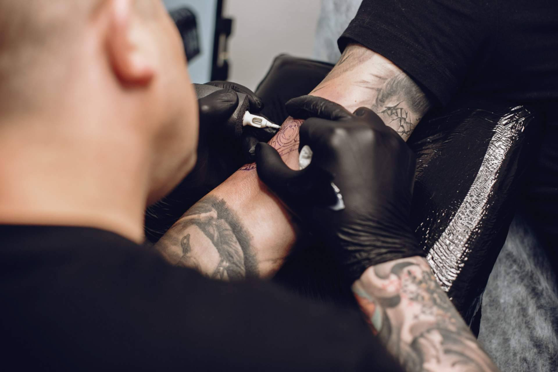 Formación especializada en A Coruña gracias a la nueva escuela de tatuadores Tatúo
