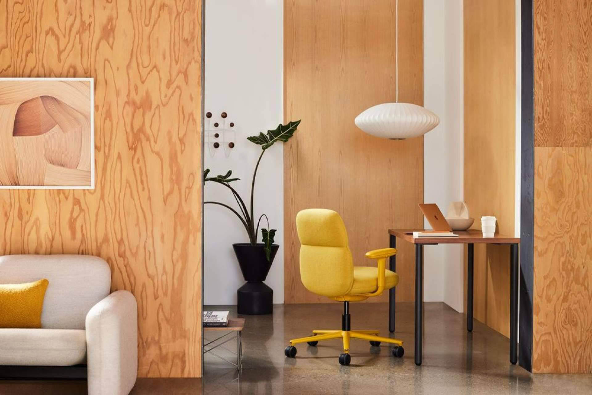 Cómo evitar lesiones posturales en la oficina con sillas ergonómicas y mesas elevables