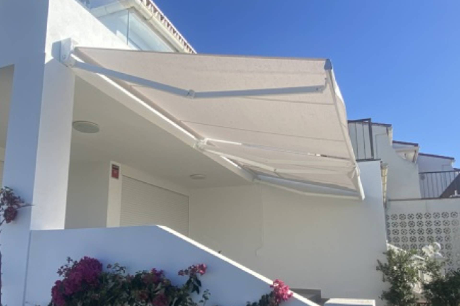 Toldos que refrescan; hasta 10 °C menos en chalets, pisos y apartamentos con orientación sur