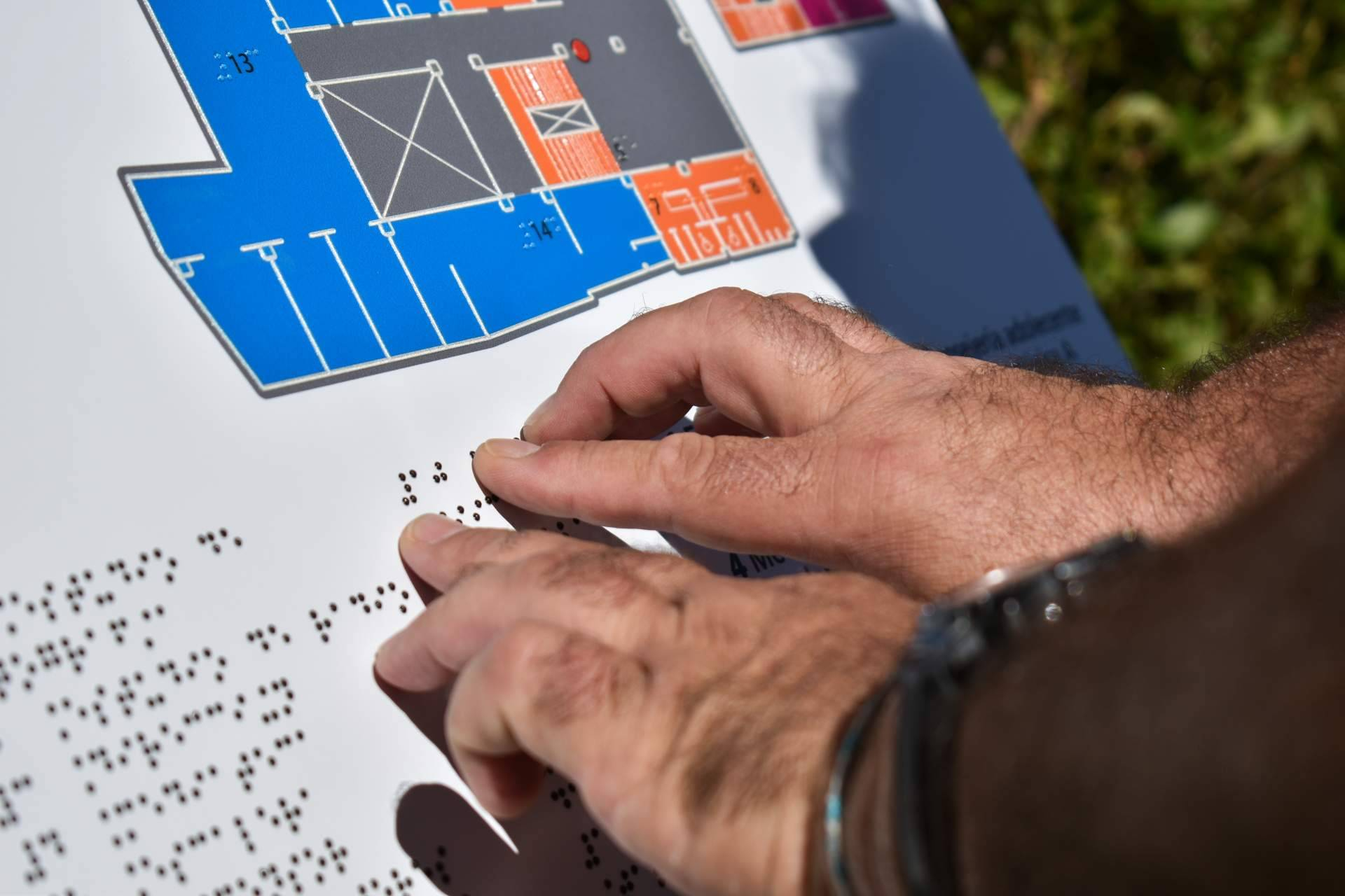 Soluciones de señalización inclusiva, Databraille aplica braille y altorrelieve para entornos accesibles