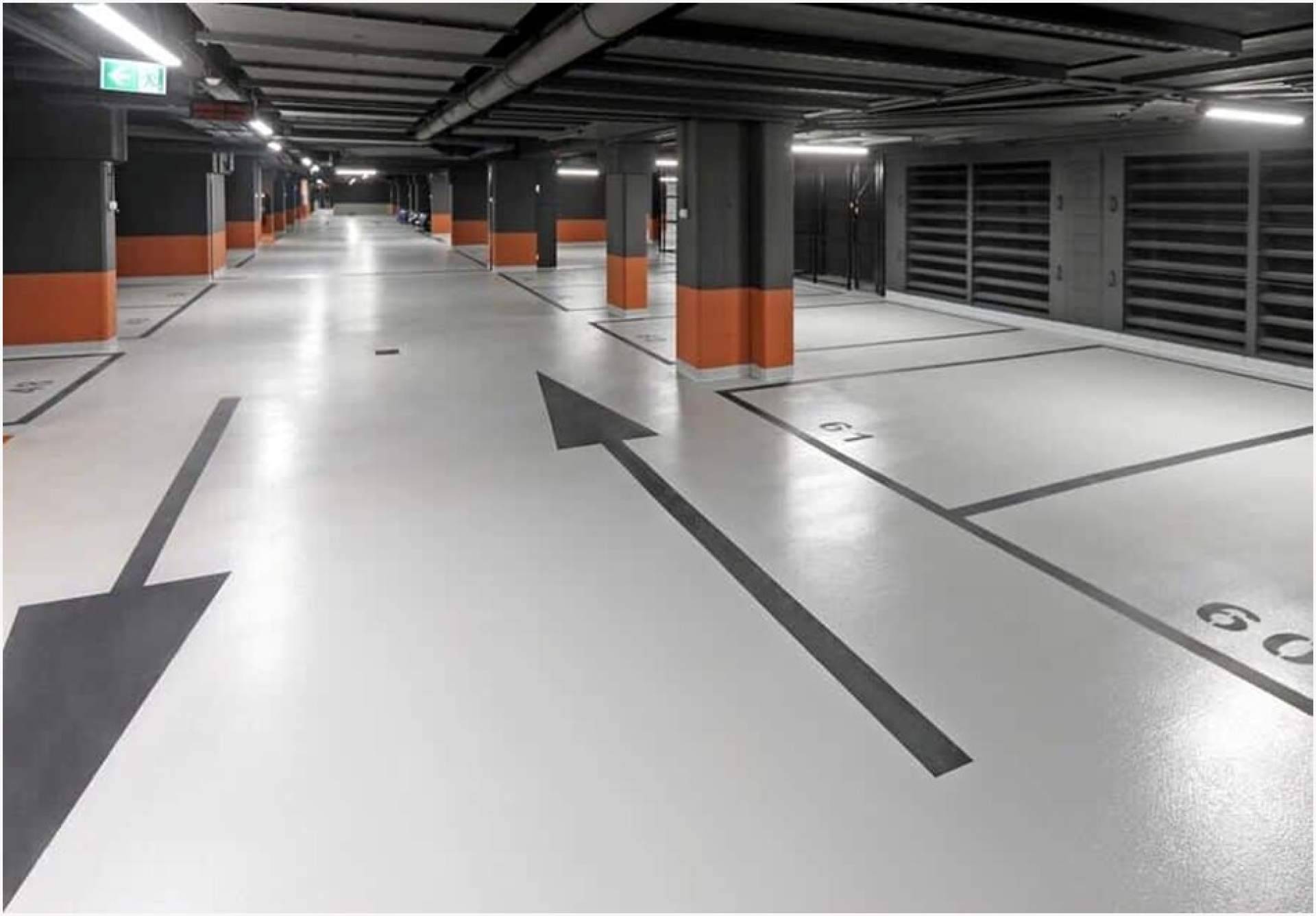 Ventajas de los pavimentos continuos de resina en naves industriales y parkings; durabilidad y seguridad reforzada