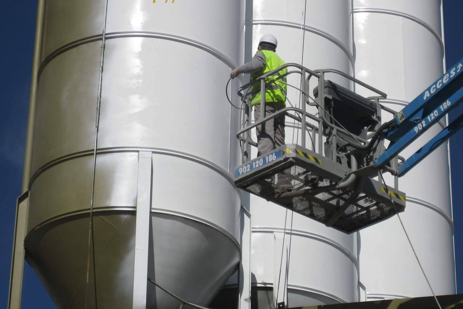 Referente en mantenimiento industrial; Serviarnau protege grandes superficies en Valencia
