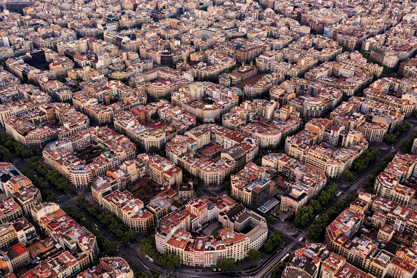 Reuniones eternas, impagos y tensión vecinal; la otra cara de la administración de fincas en Barcelona