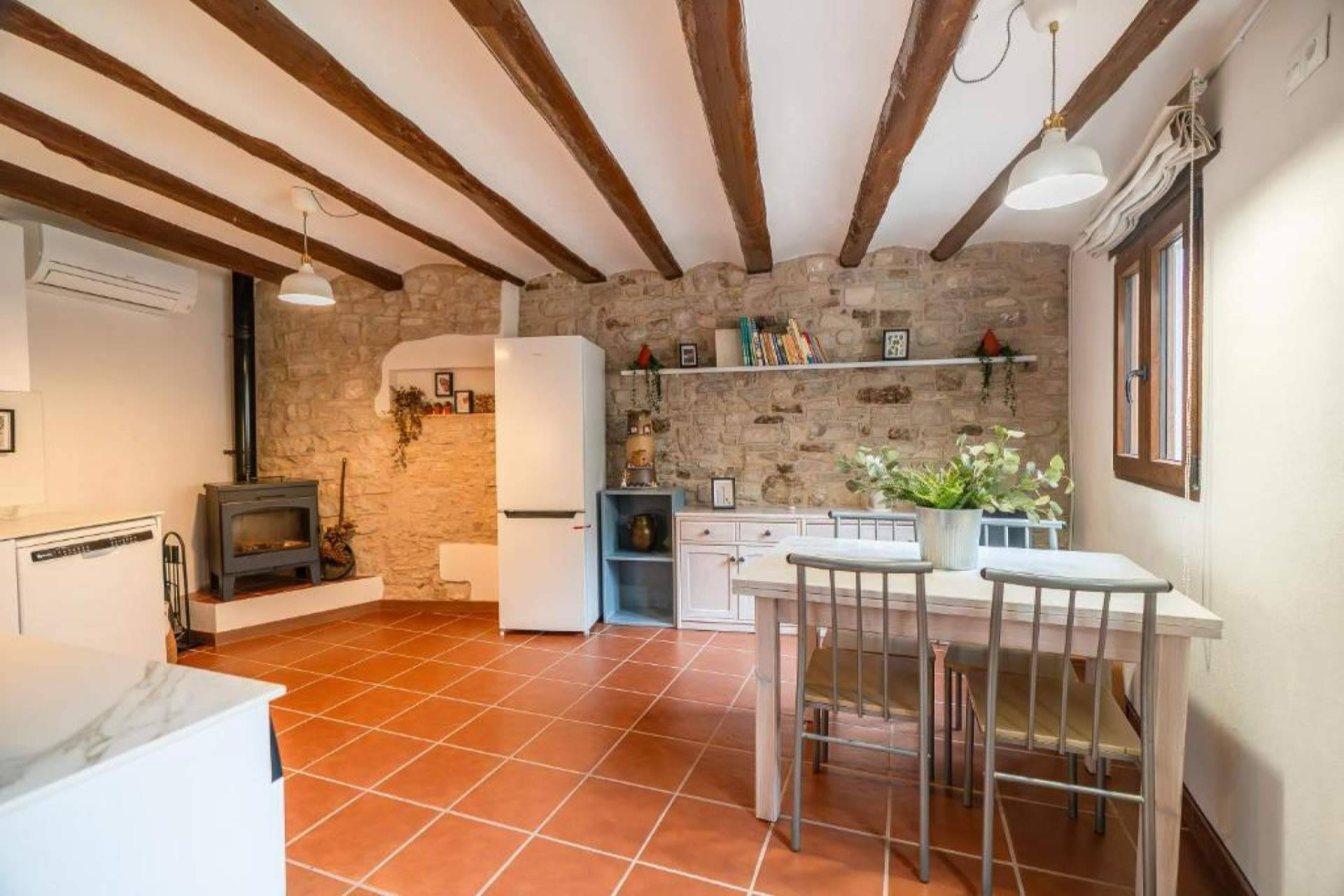 La Caseta de Freixenet; una casita de pueblo rural en Cataluña que recupera la calma de lo esencial