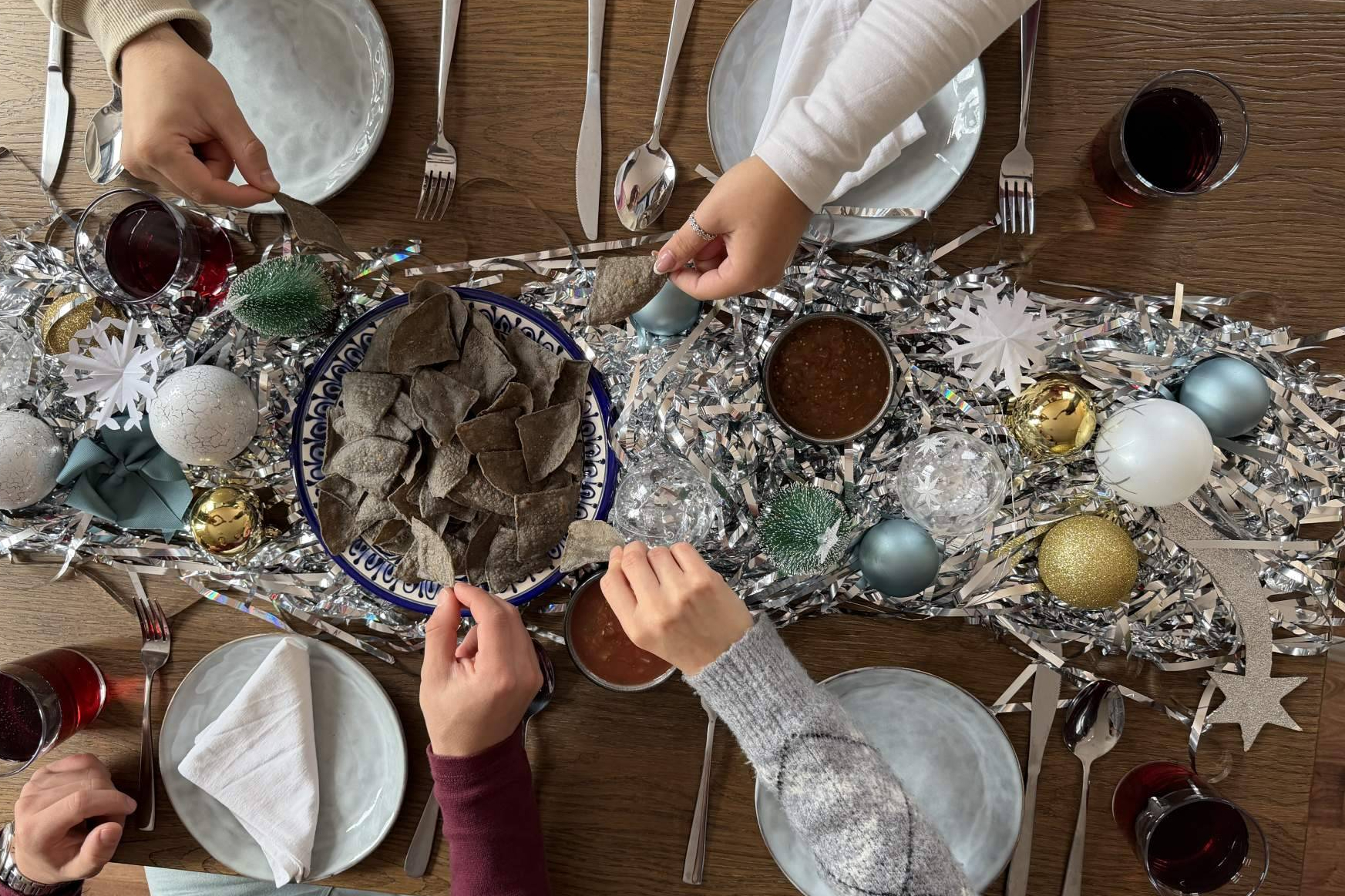 Totopos azules para una mesa festiva que hace únicas las cenas navideñas