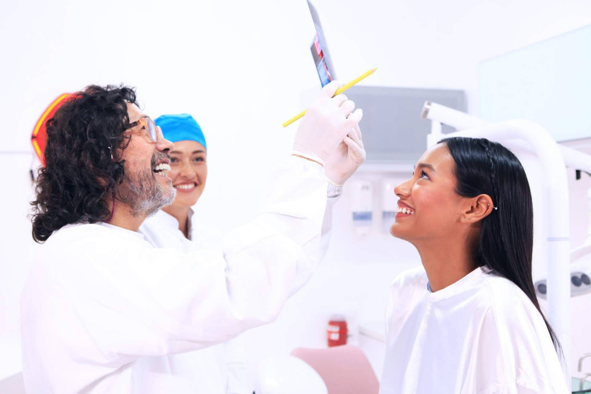 Marlon Becerra marca las tendencias 2025 en implantes dentales, ortodoncia y diseño de sonrisa