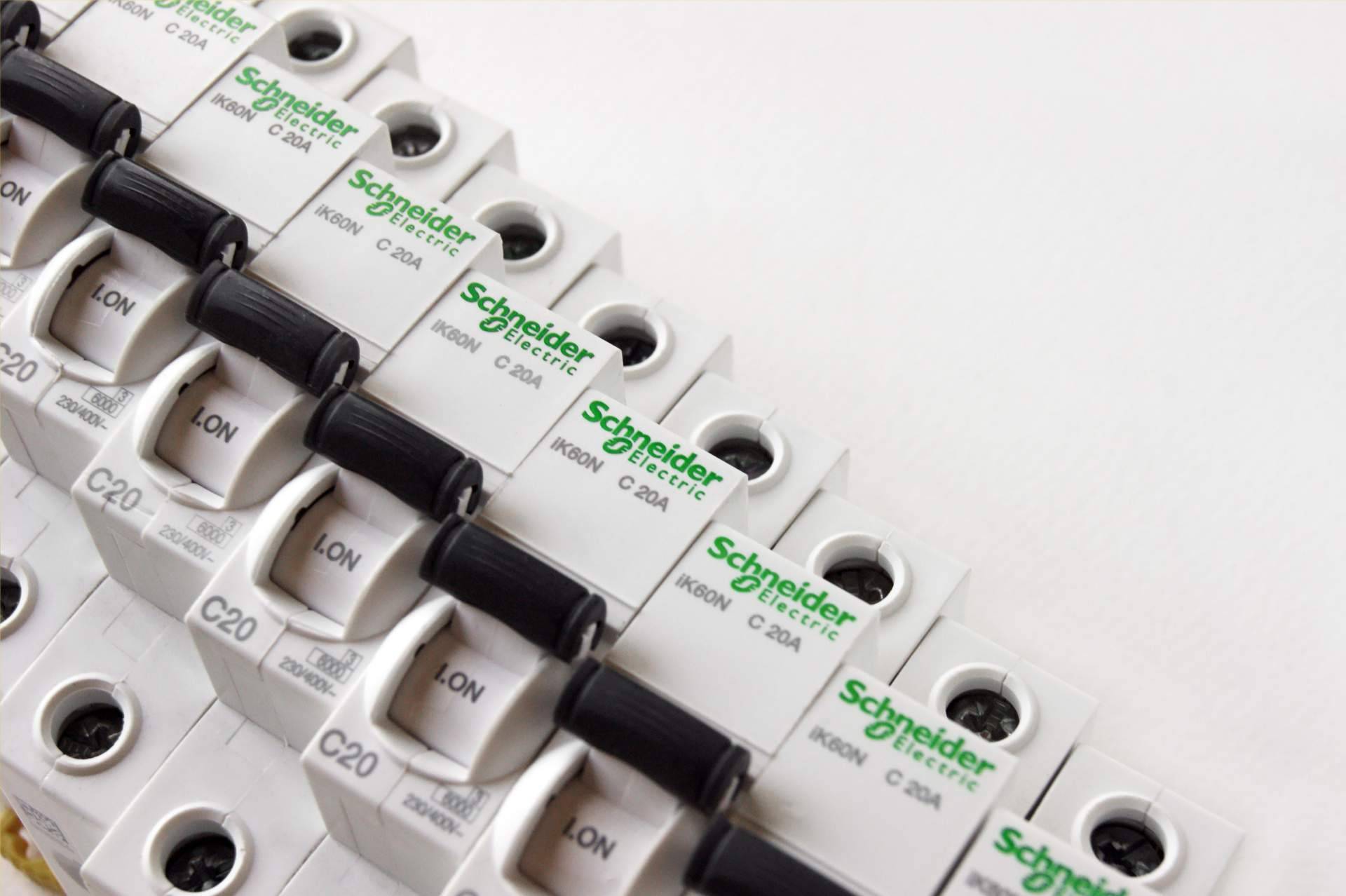 Cadenza Electric refuerza su catálogo online con más de mil soluciones Schneider Electric