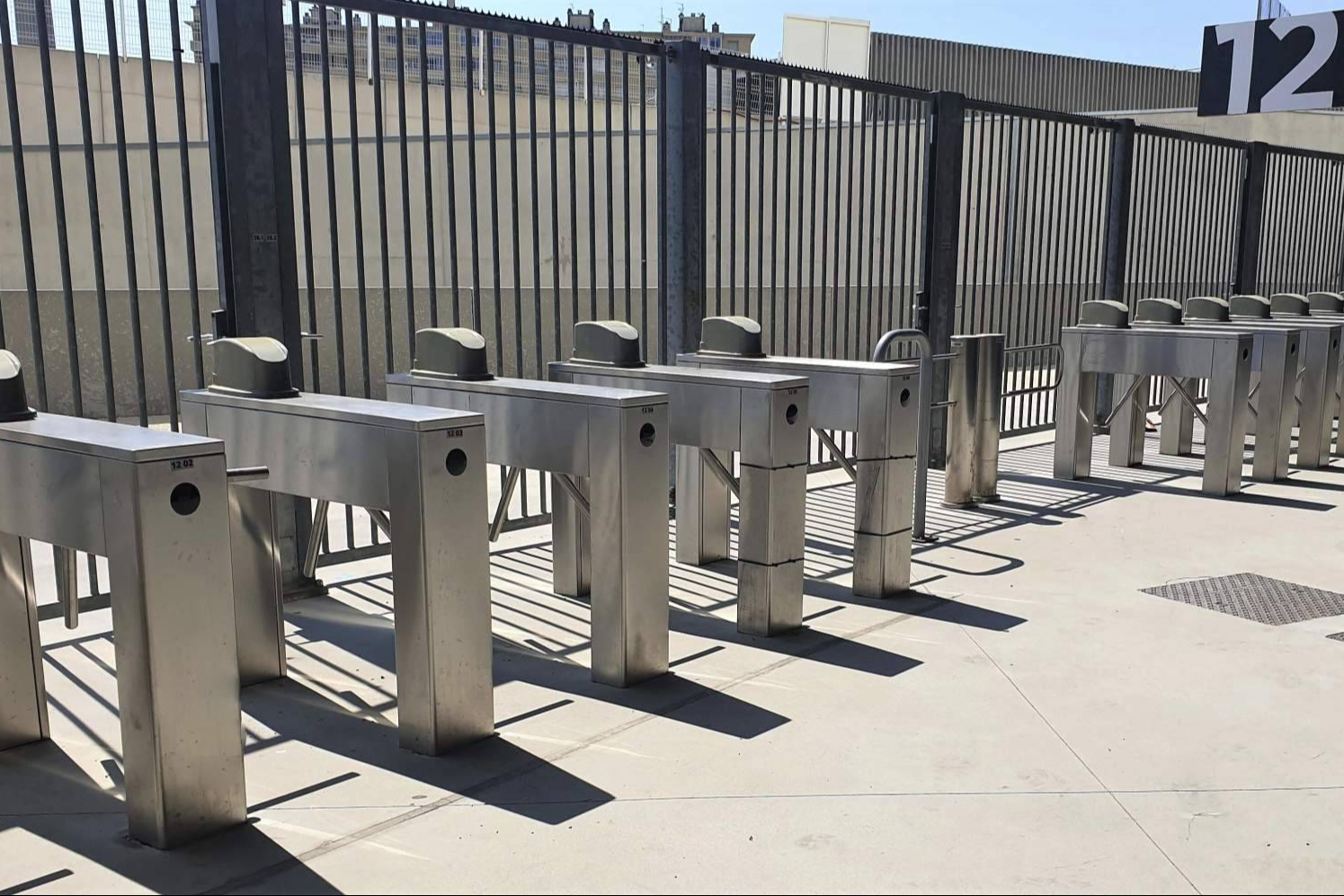 Tornos de seguridad ASSA ABLOY, control eficiente y resistente en accesos con alto tránsito