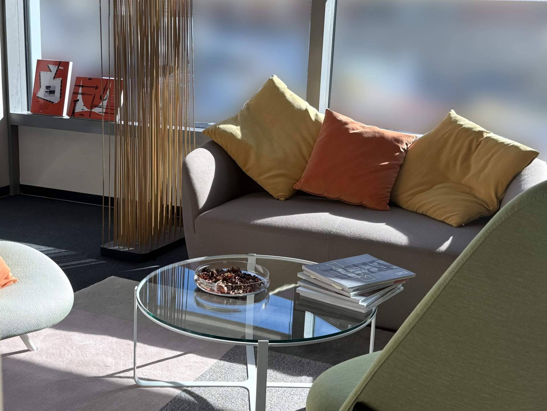 Distrito HM inaugura en Madrid un showroom ampliado que integra mobiliario, acústica, suelos e iluminación