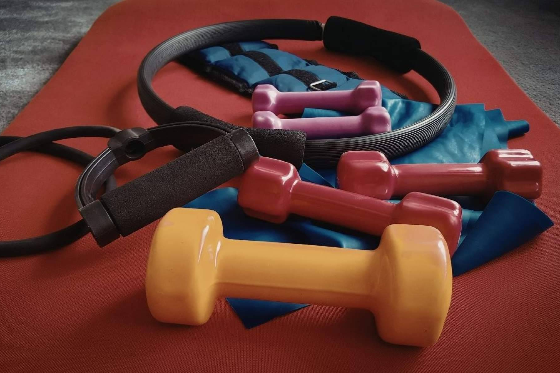 Montar un gimnasio en casa sin complicaciones; materiales de gimnasio clave y entrega rápida Doblefit