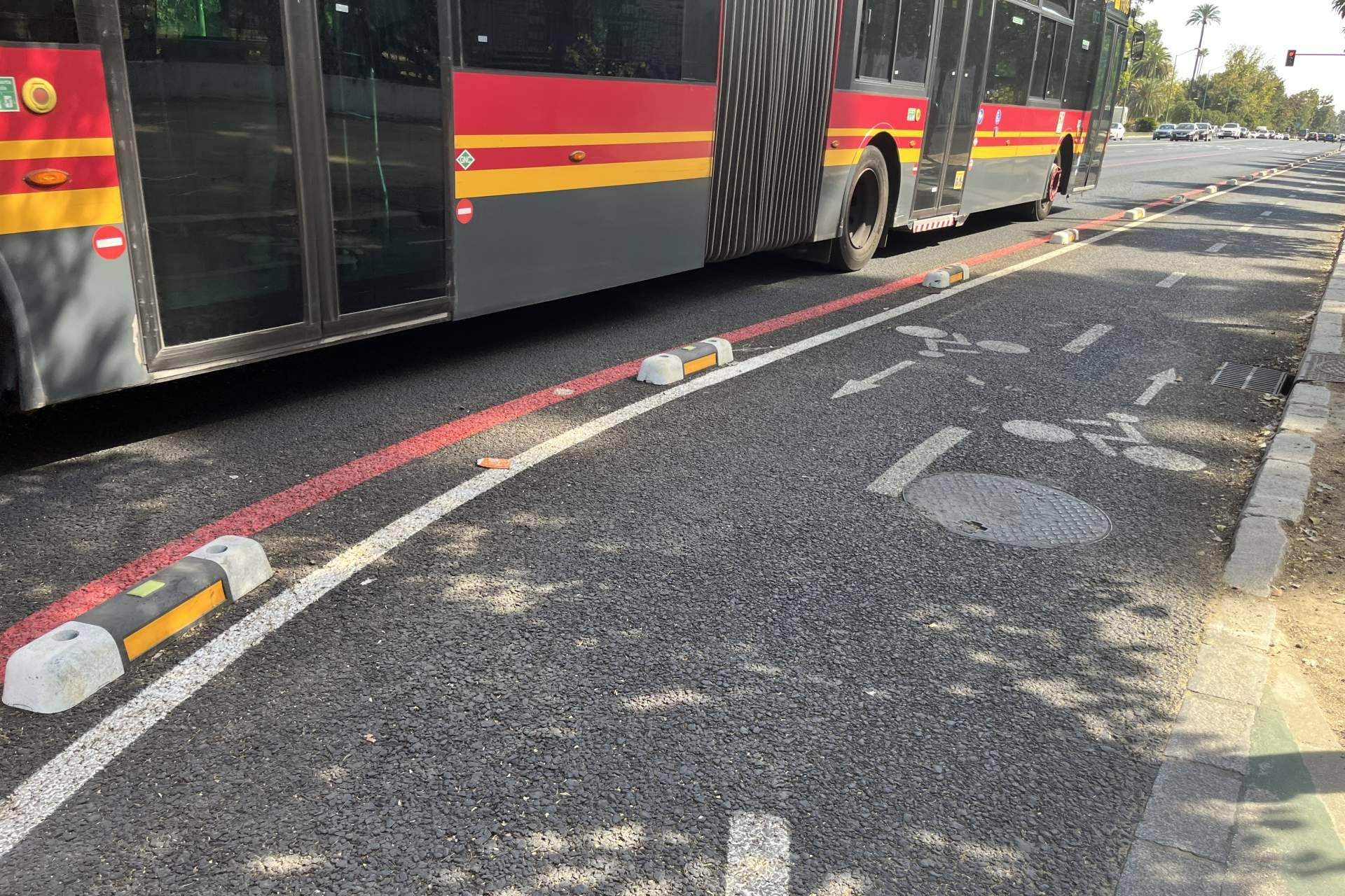 Más visibilidad nocturna en carriles bici; Abadecom Urban expande su separador de carril bici fotoluminiscente