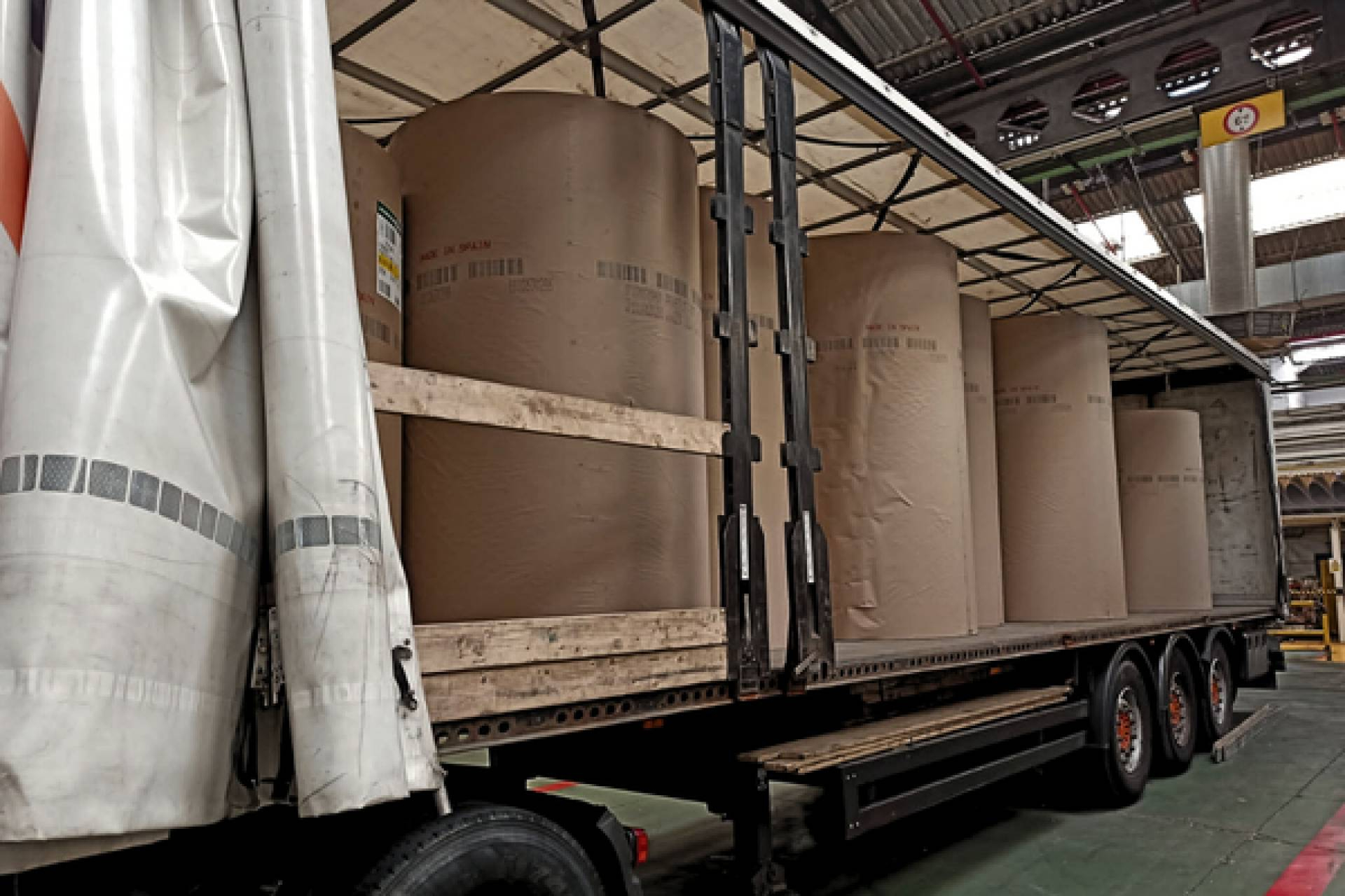 Transporte de mercancías por carretera para sectores críticos; Transvolando potencia gestión operativa y cargas completas
