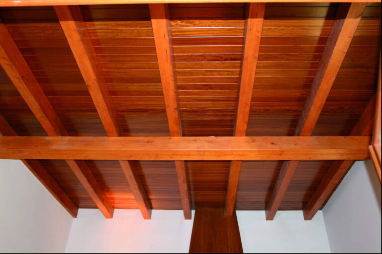 Panel sándwich de madera Caliplac para cubiertas; más rapidez de montaje y acabado decorativo