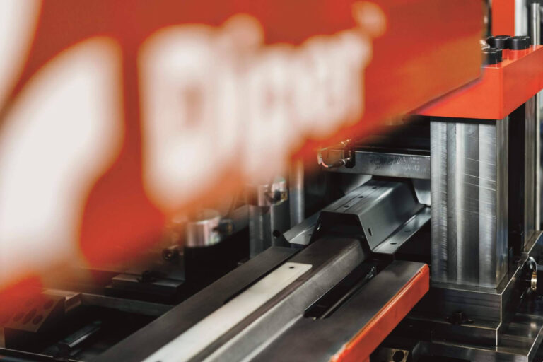 Diper Maquinaria amplía su presencia internacional con líneas de perfilado a medida