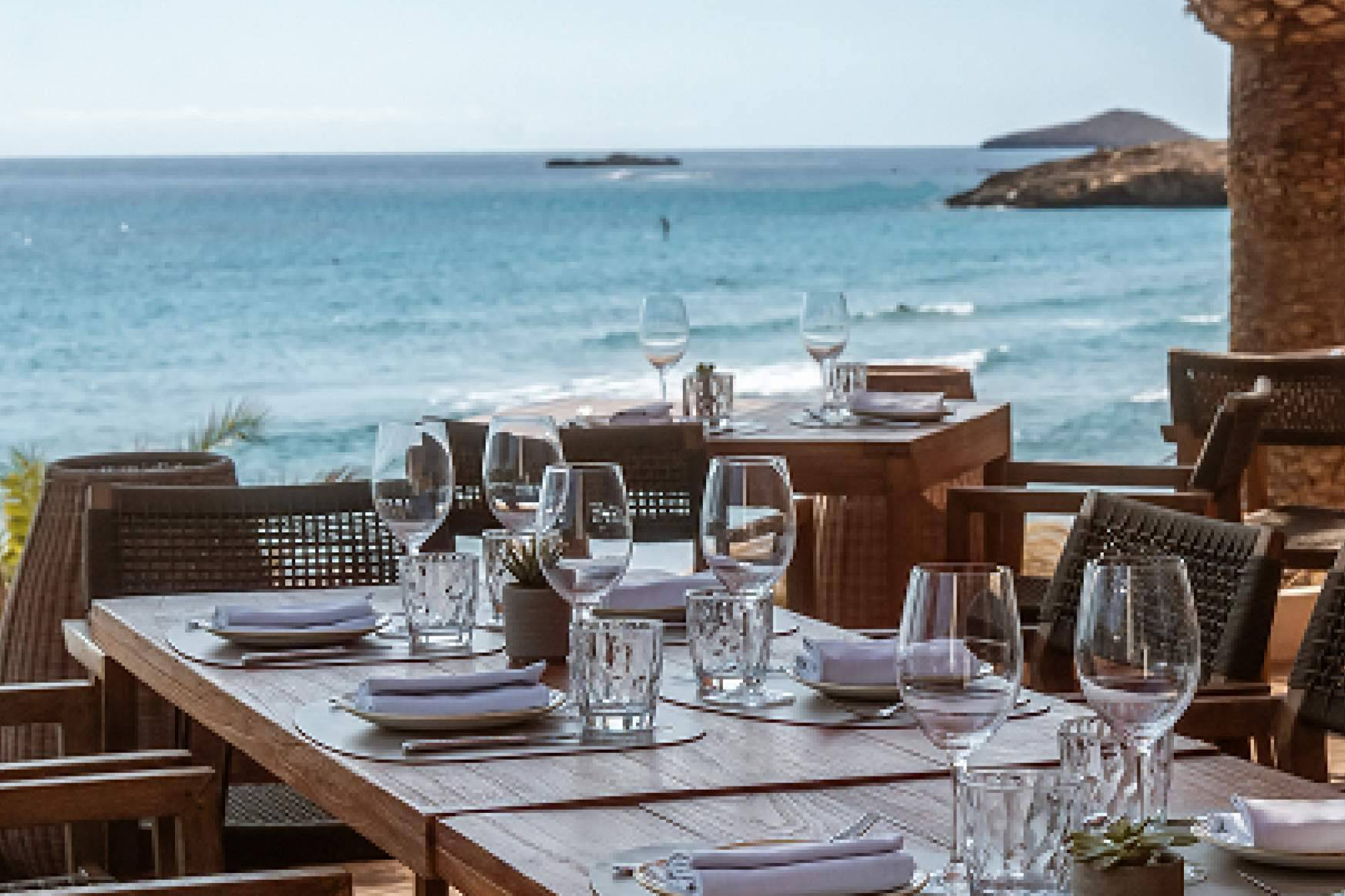 El nuevo lujo en Ibiza pasa por Aiyanna; gastronomía, yoga y exclusividad a pie de playa
