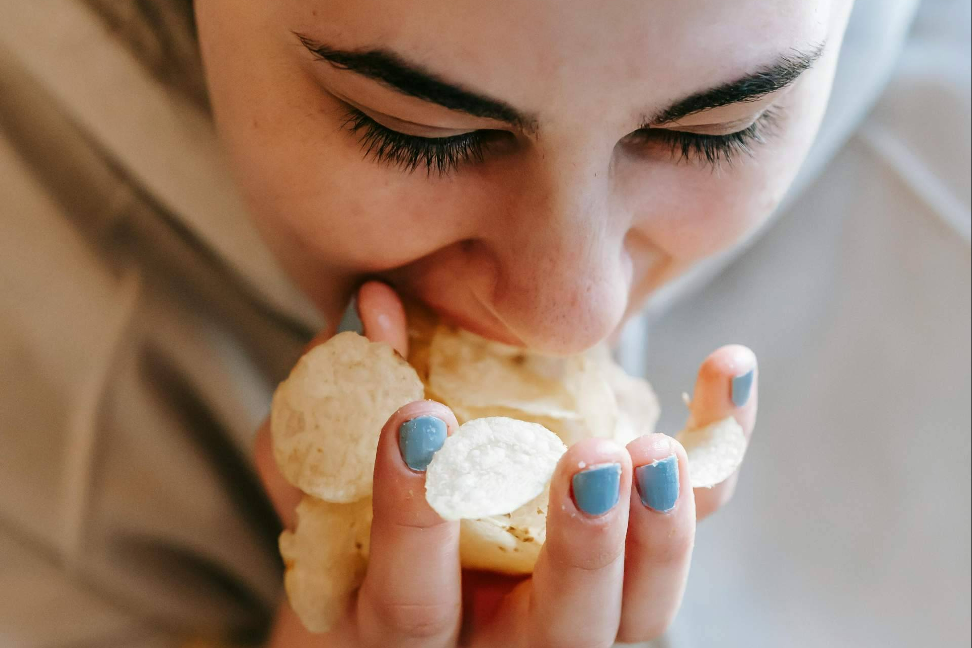 Lo que realmente provoca un atracón (y no tiene que ver con la comida)
