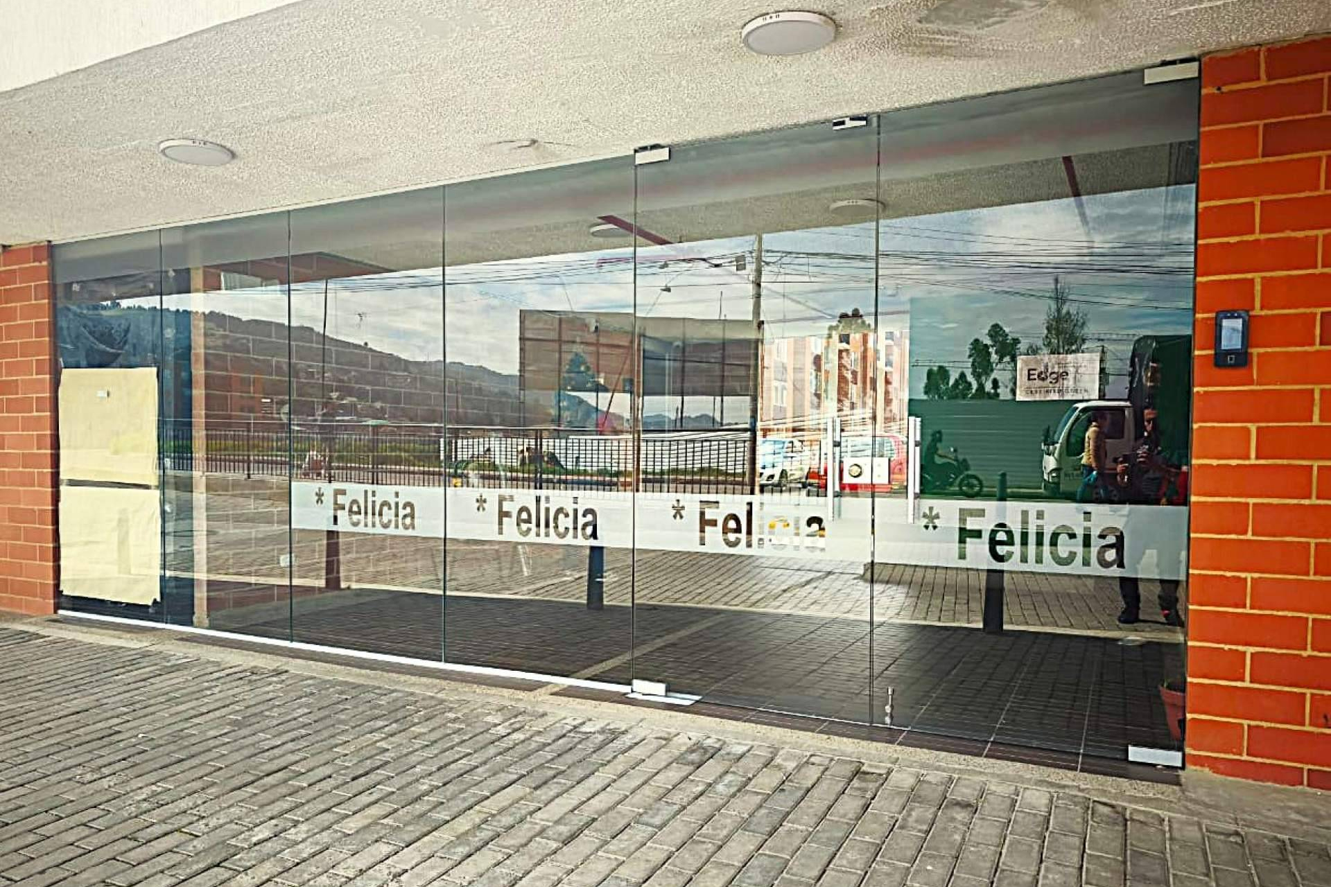 Quince años de experiencia consolidan a TESLA ARQUITECTURA SAS en puerta de vidrio y fachadas de vidrio