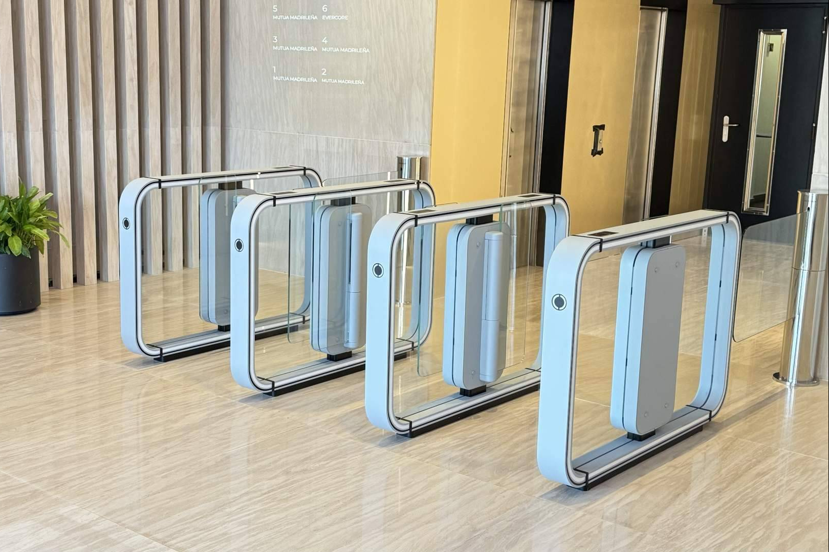 ASSA ABLOY desarrolla puertas rápidas de seguridad para gestionar accesos peatonales de forma eficiente