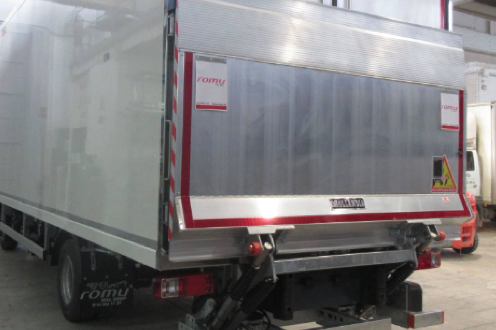 Plataformas elevadoras, eficiencia y seguridad en el transporte profesional