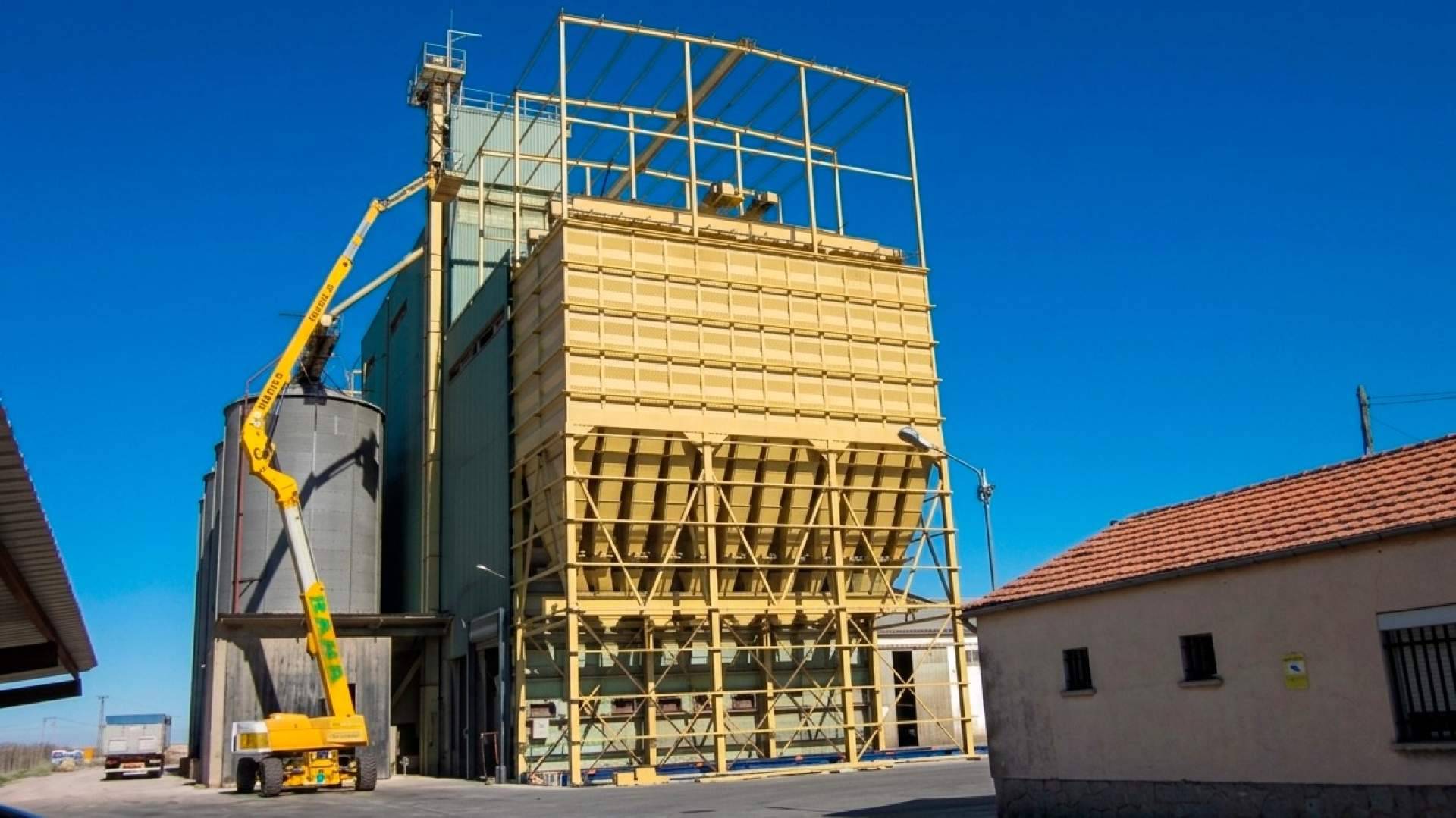 Silos para almacenamiento industrial que integran precisión mecánica y neumática en las instalaciones de CM Barreal
