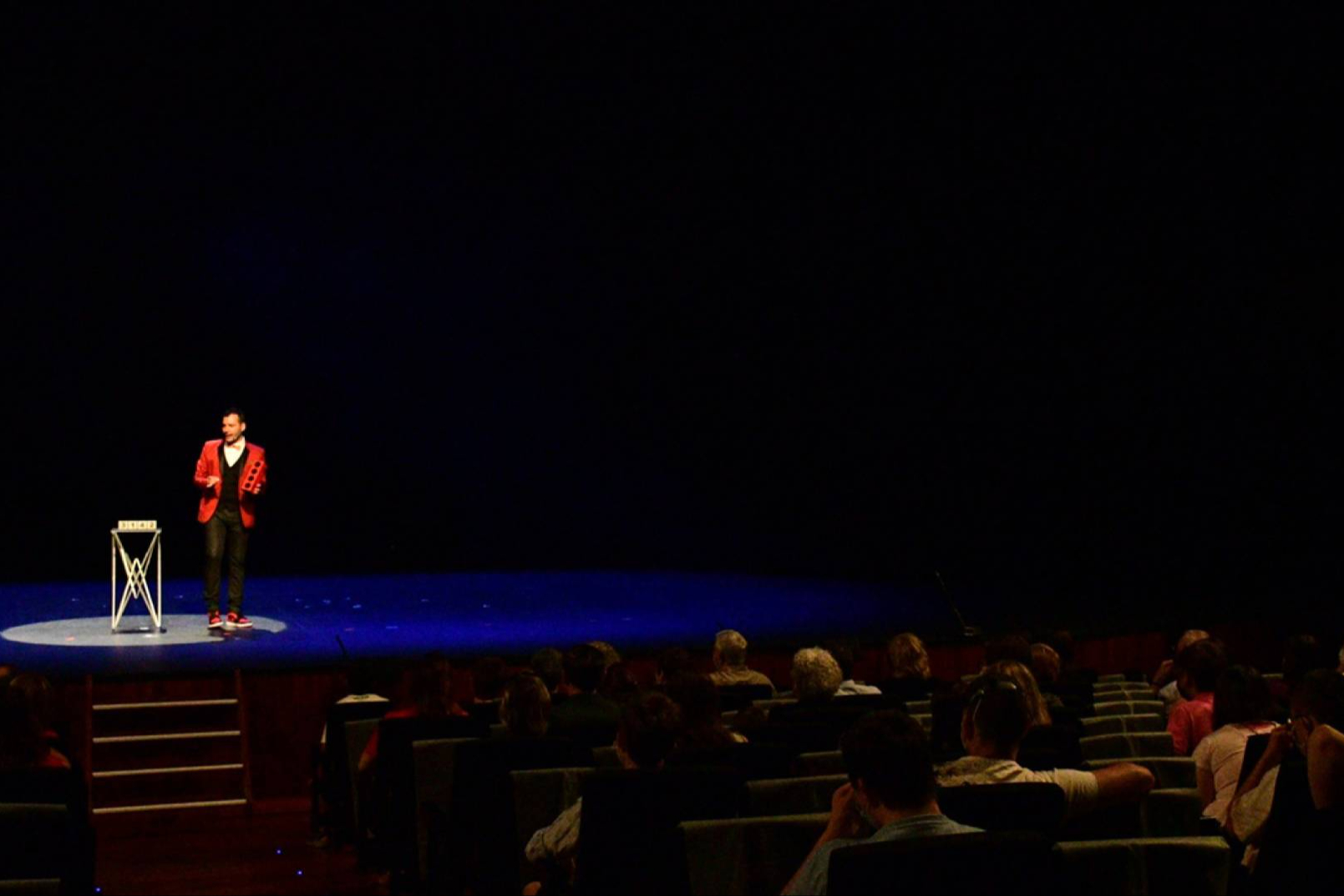 Gerardo Martínez; espectáculos de magia participativa con humor para eventos y empresas.