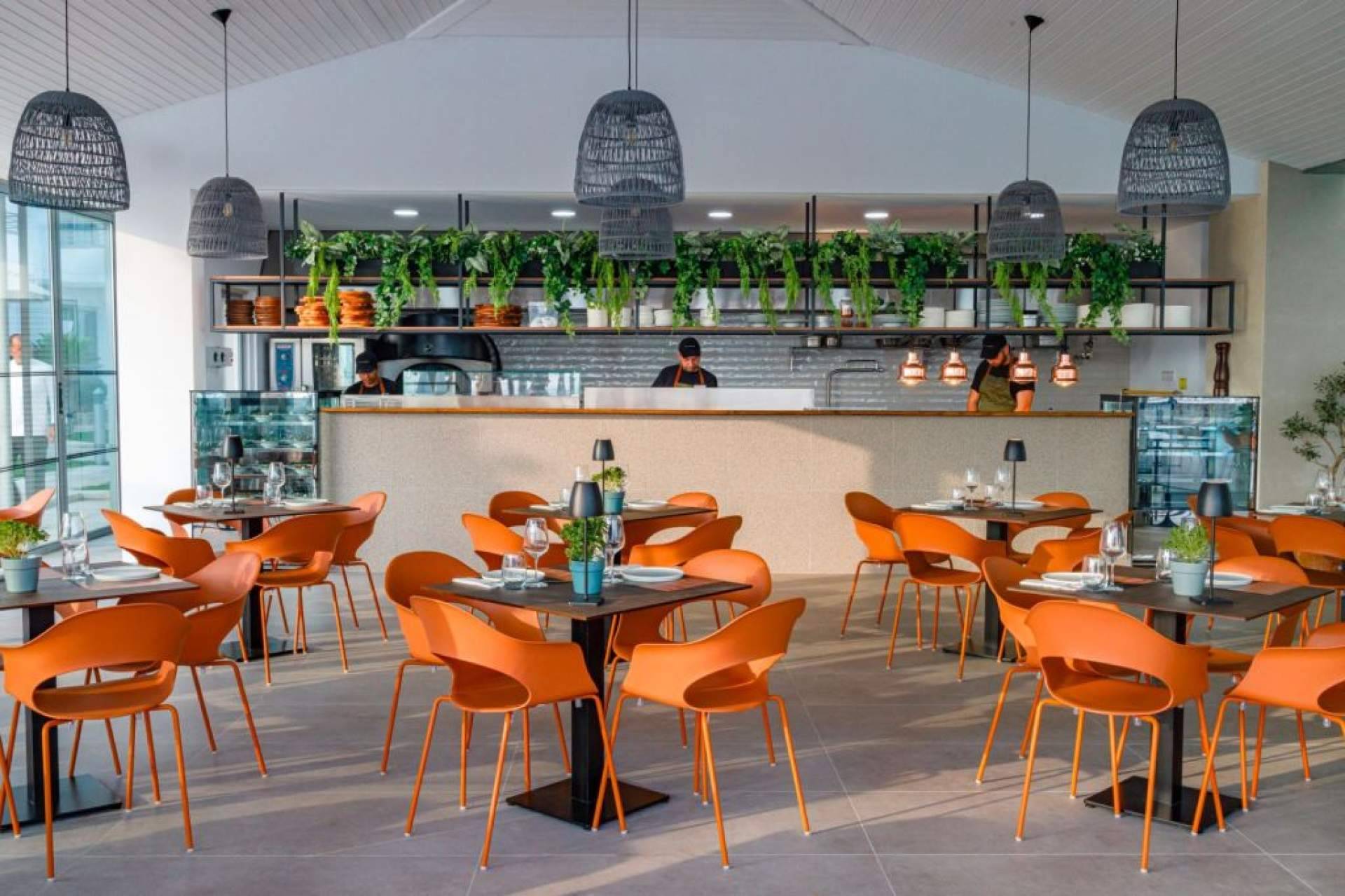 Mobiliario de terraza para hostelería en hoteles y empresas; eficiencia, diseño y funcionalidad en exteriores