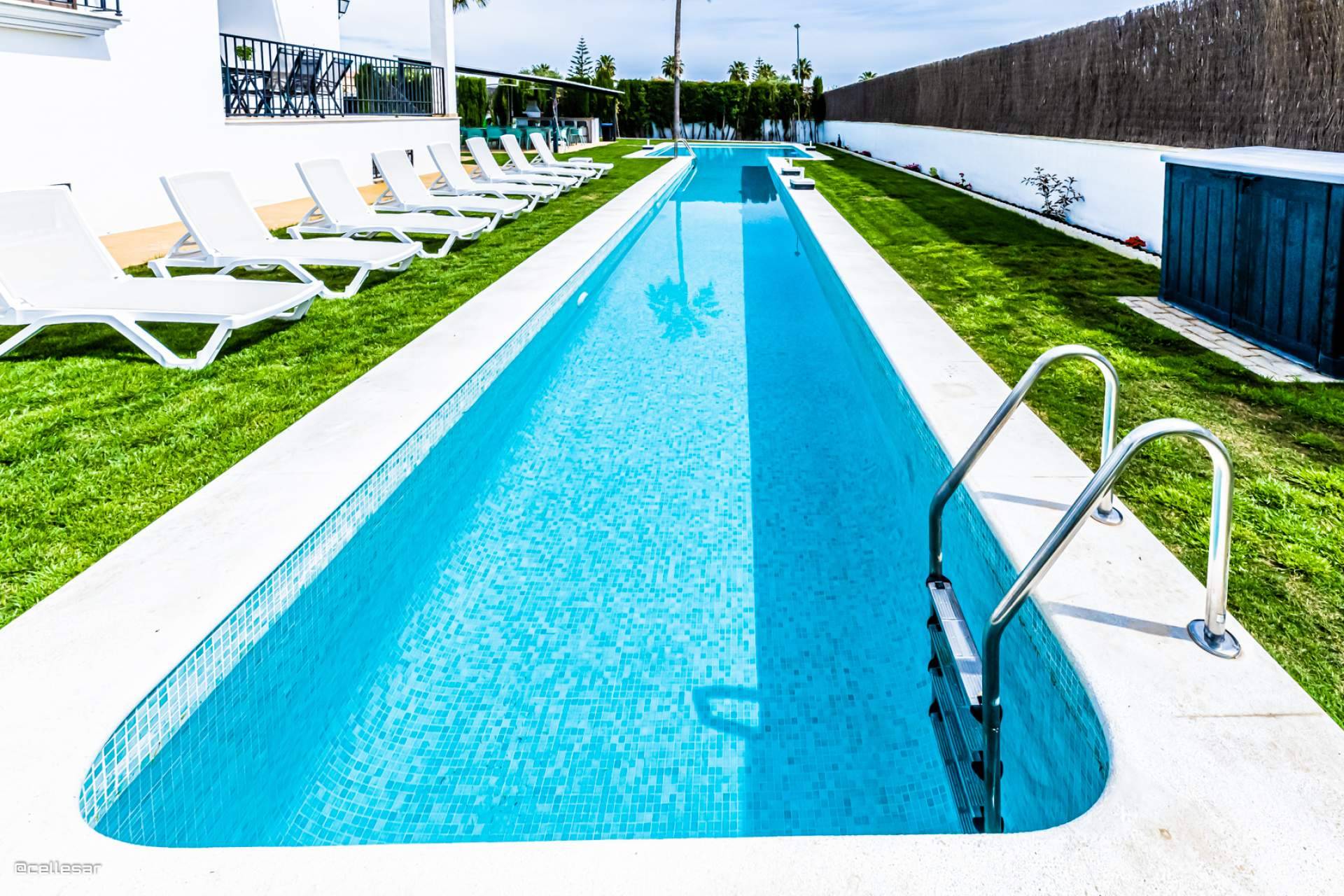 Una villa en Sevilla con piscina de 25 metros, cine privado y capacidad para grupos