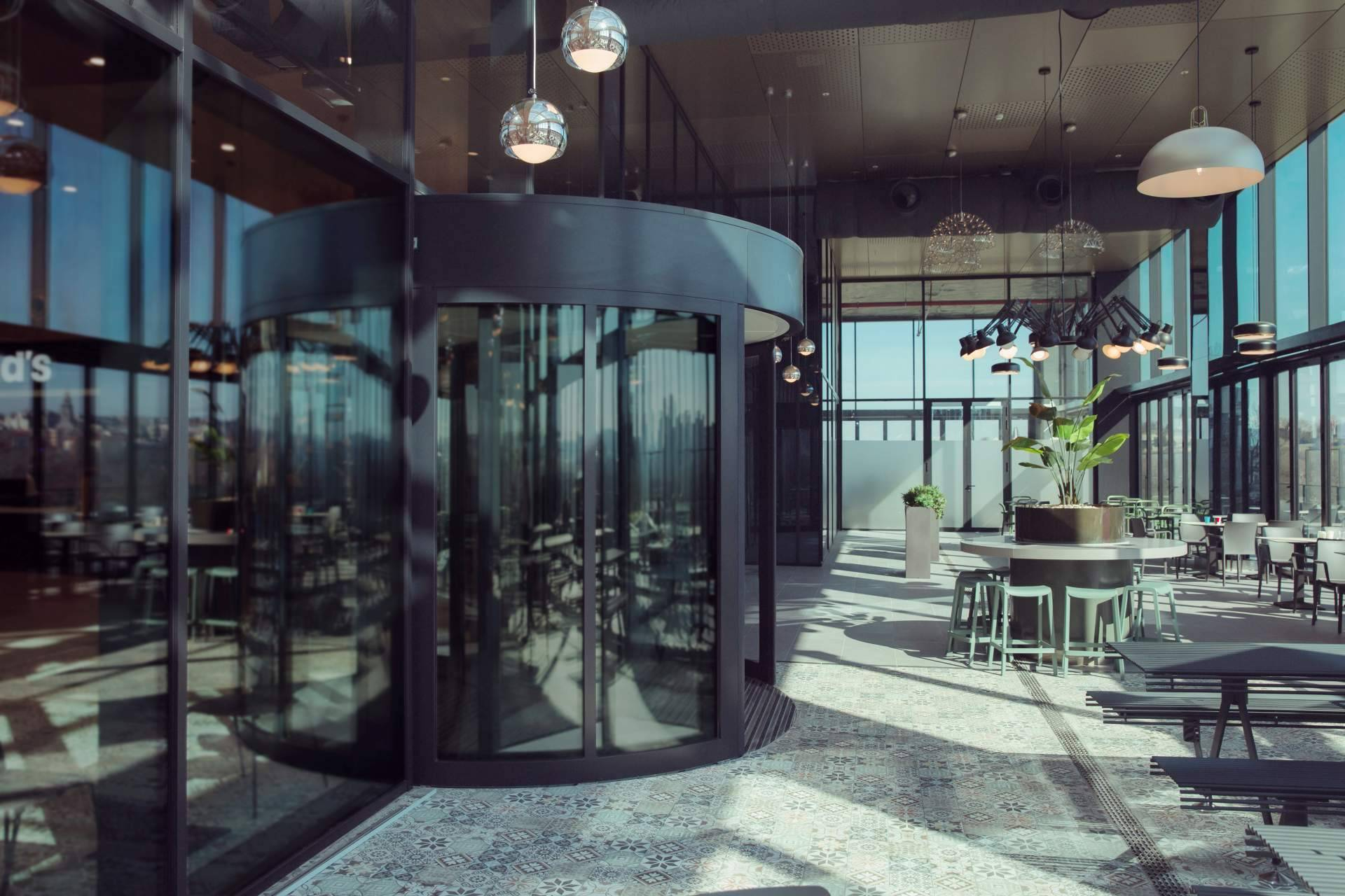 ASSA ABLOY refuerza su propuesta en puertas giratorias con alternativas para cada necesidad de acceso